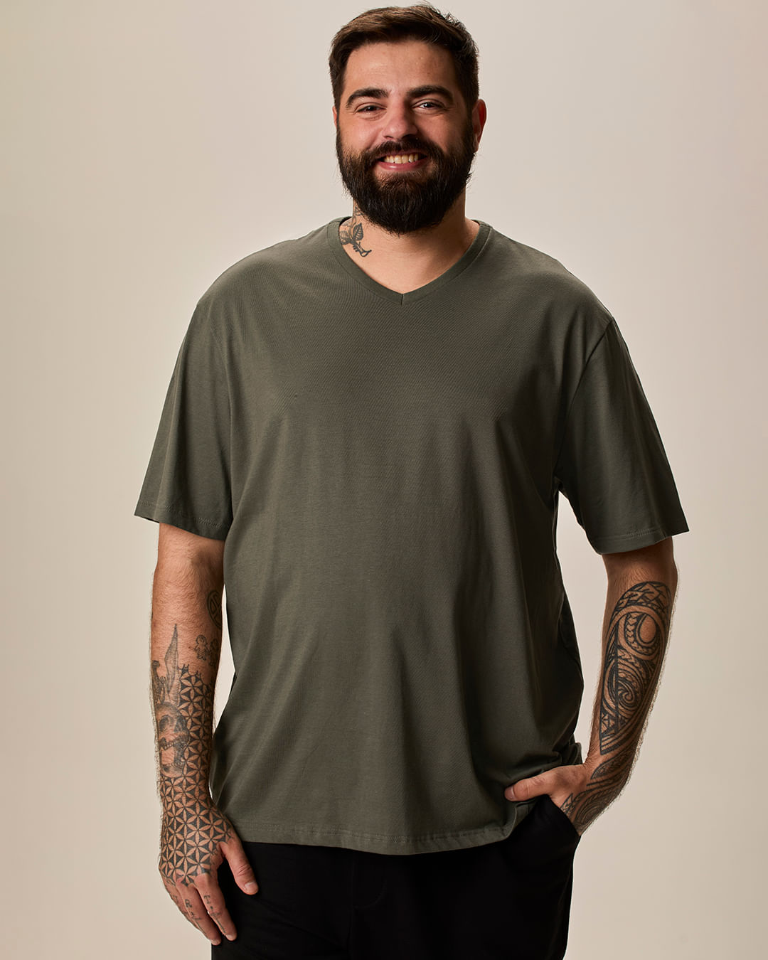 Camiseta Básica Masculina Plus Size Decote V Manga Curta Em Algodão