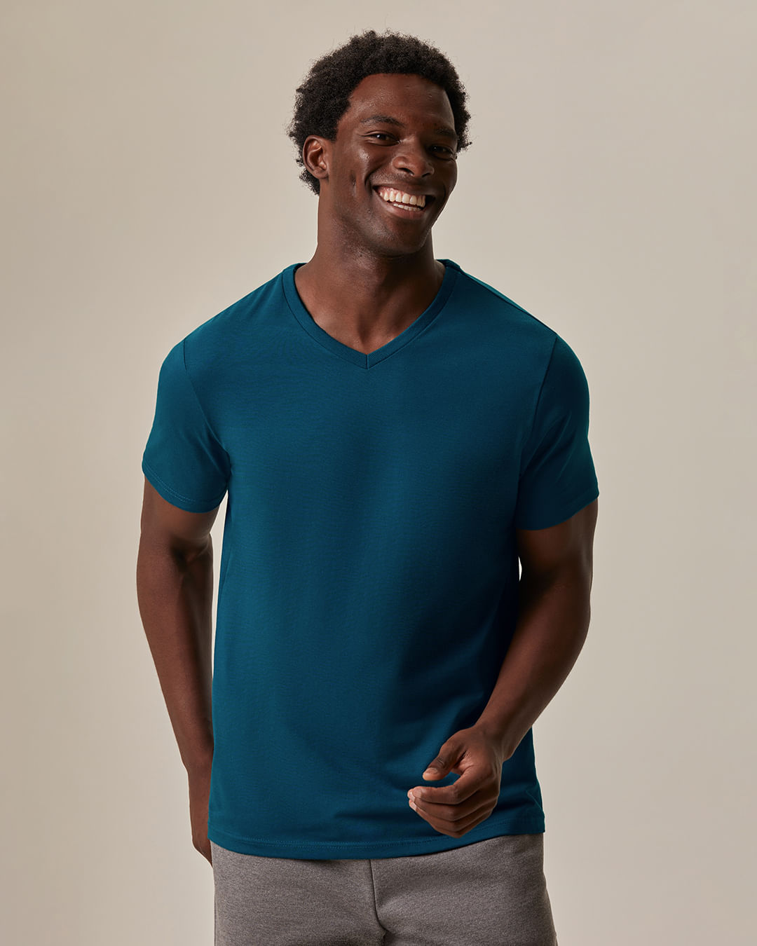 Camiseta Básica Masculina Gola V Em Algodão