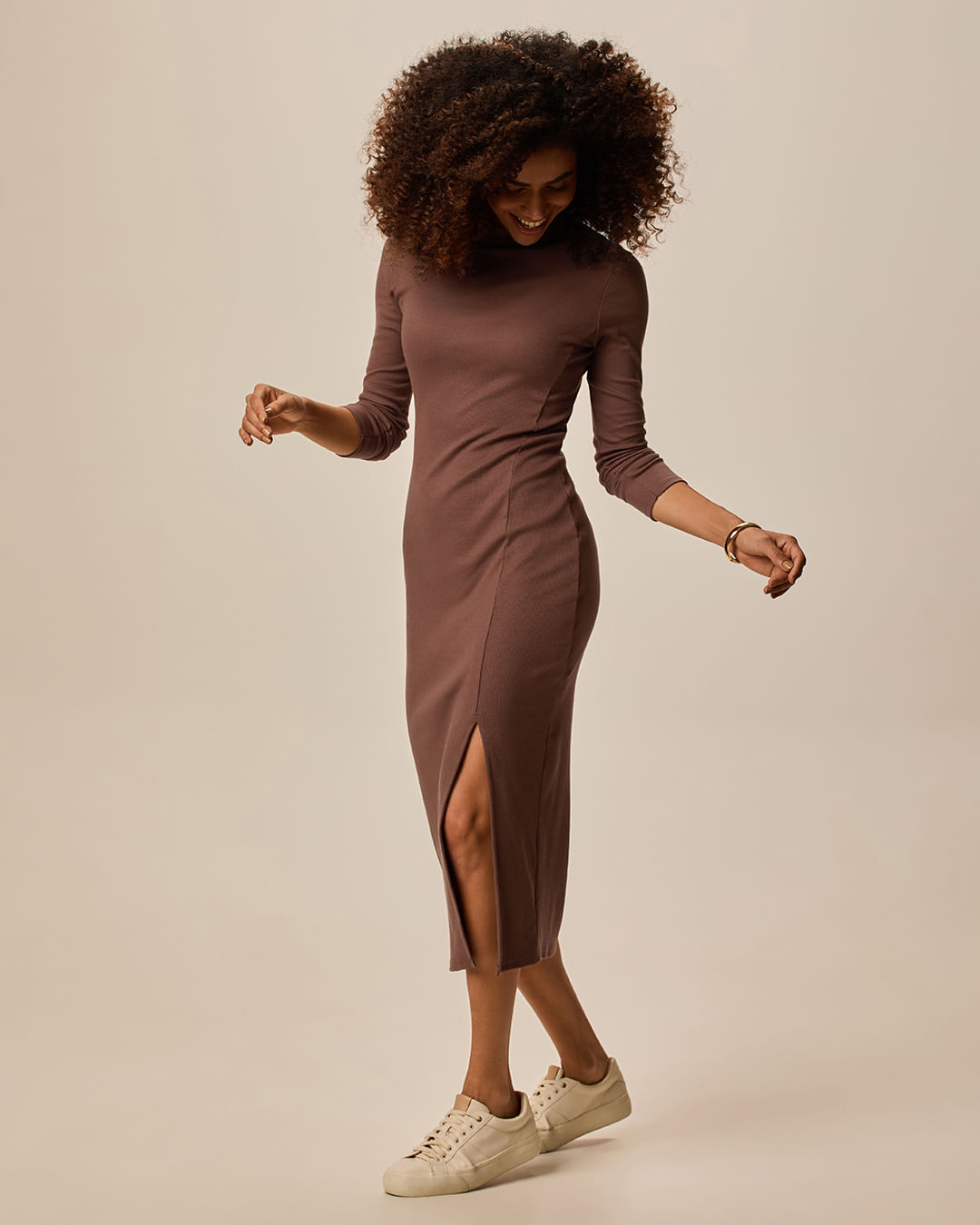 Vestido Midi Básico Feminino Gola Alta E Fenda Lateral Em Ribana Canelada