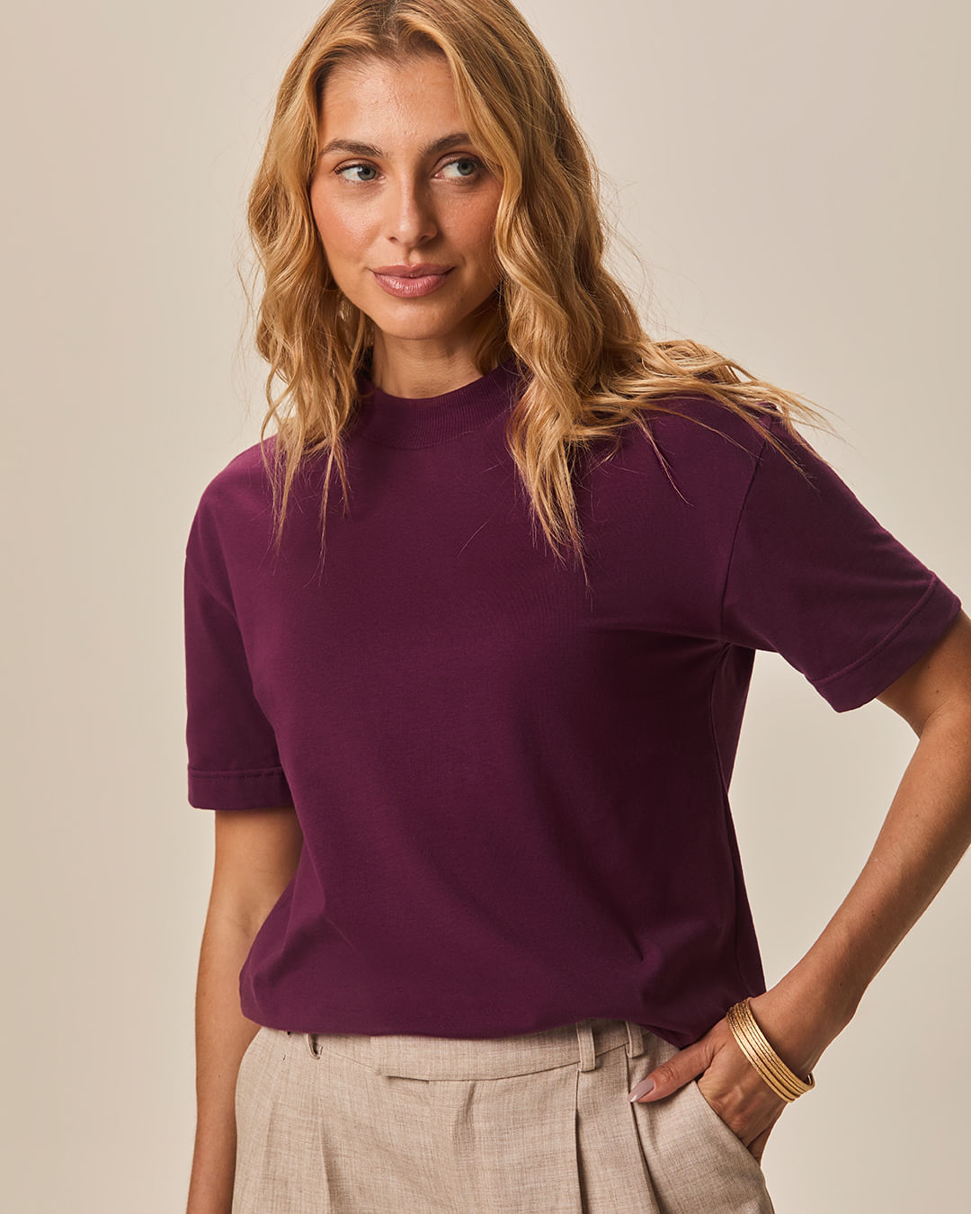 Blusa Básica Feminina Gola Alta Manga Curta Em Algodão