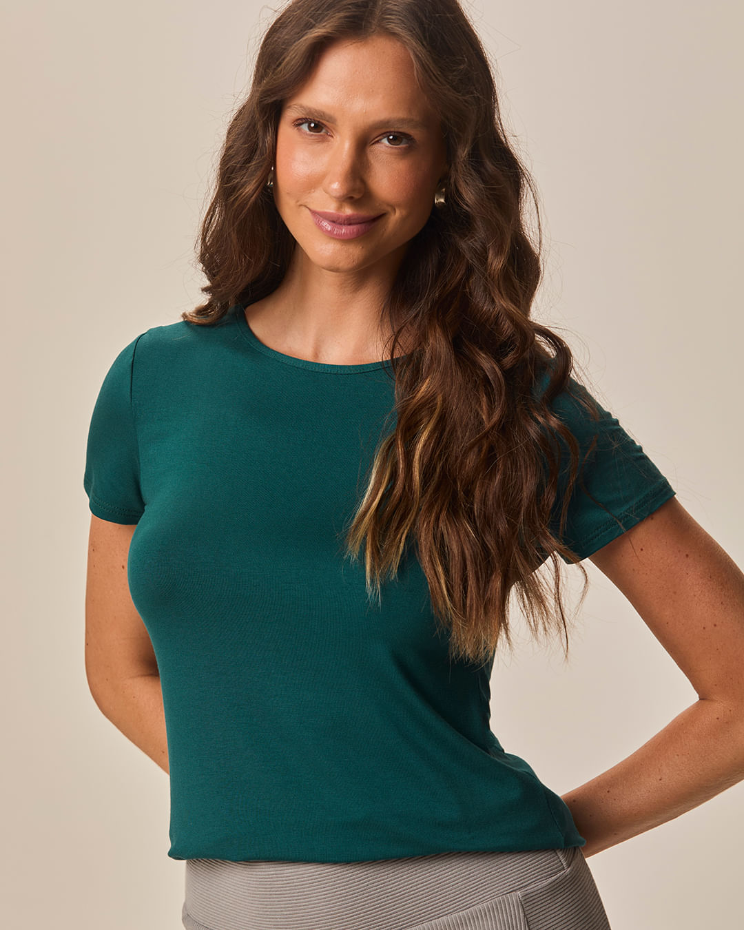 Blusa Básica Feminina Decote Redondo Em Viscose Stretch