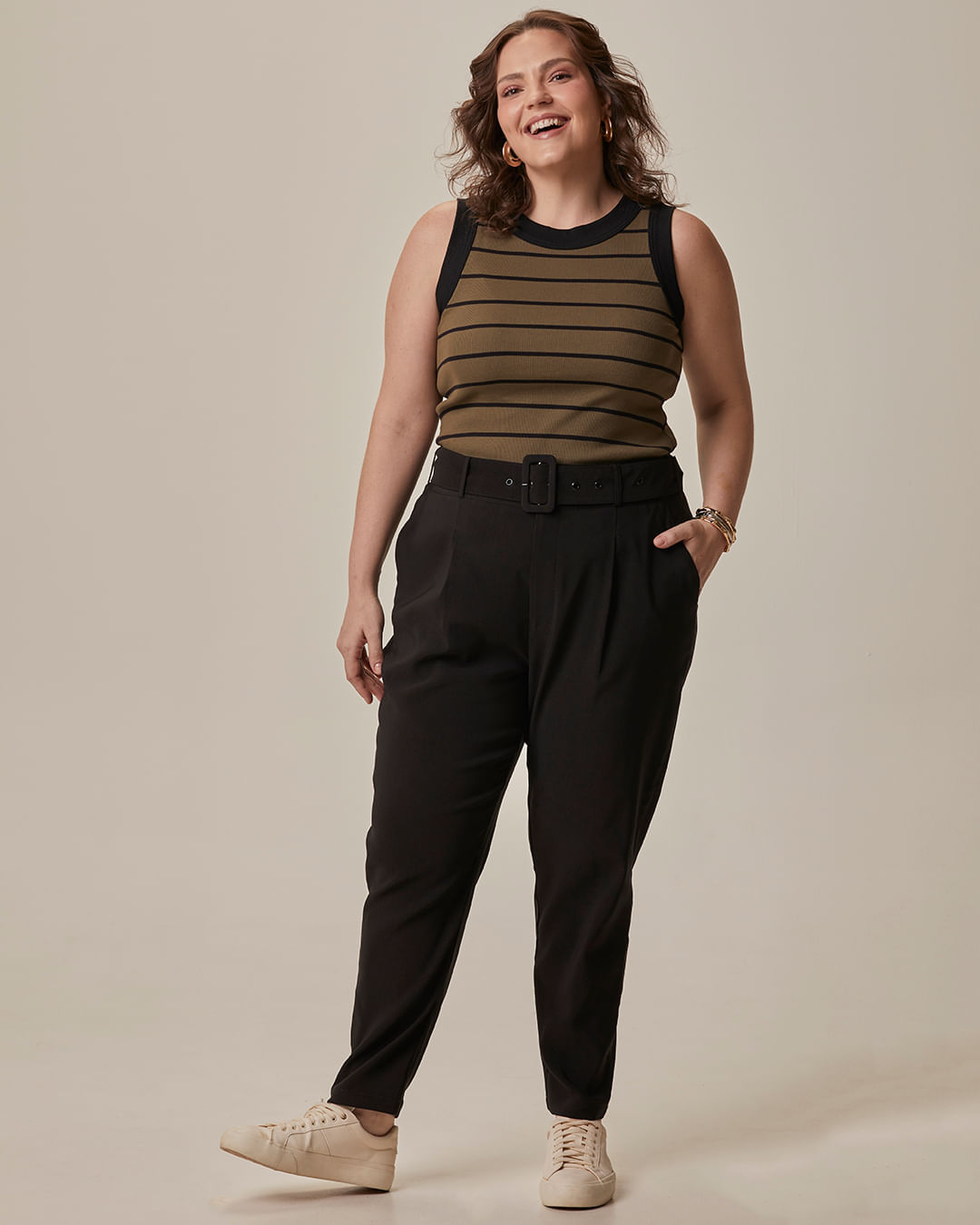 Calça Feminina Plus Size Carrot Acompanha Cinto Tecido Alfaiataria Com Elastano