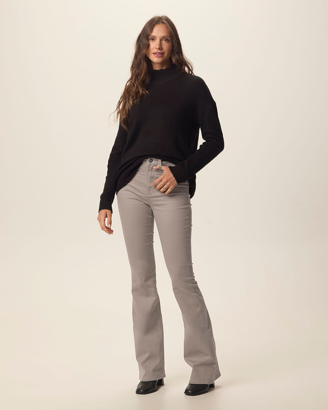 Calça Flare Feminina Bolso Funcional Em Sarja Com Elastano - Marrom - 44