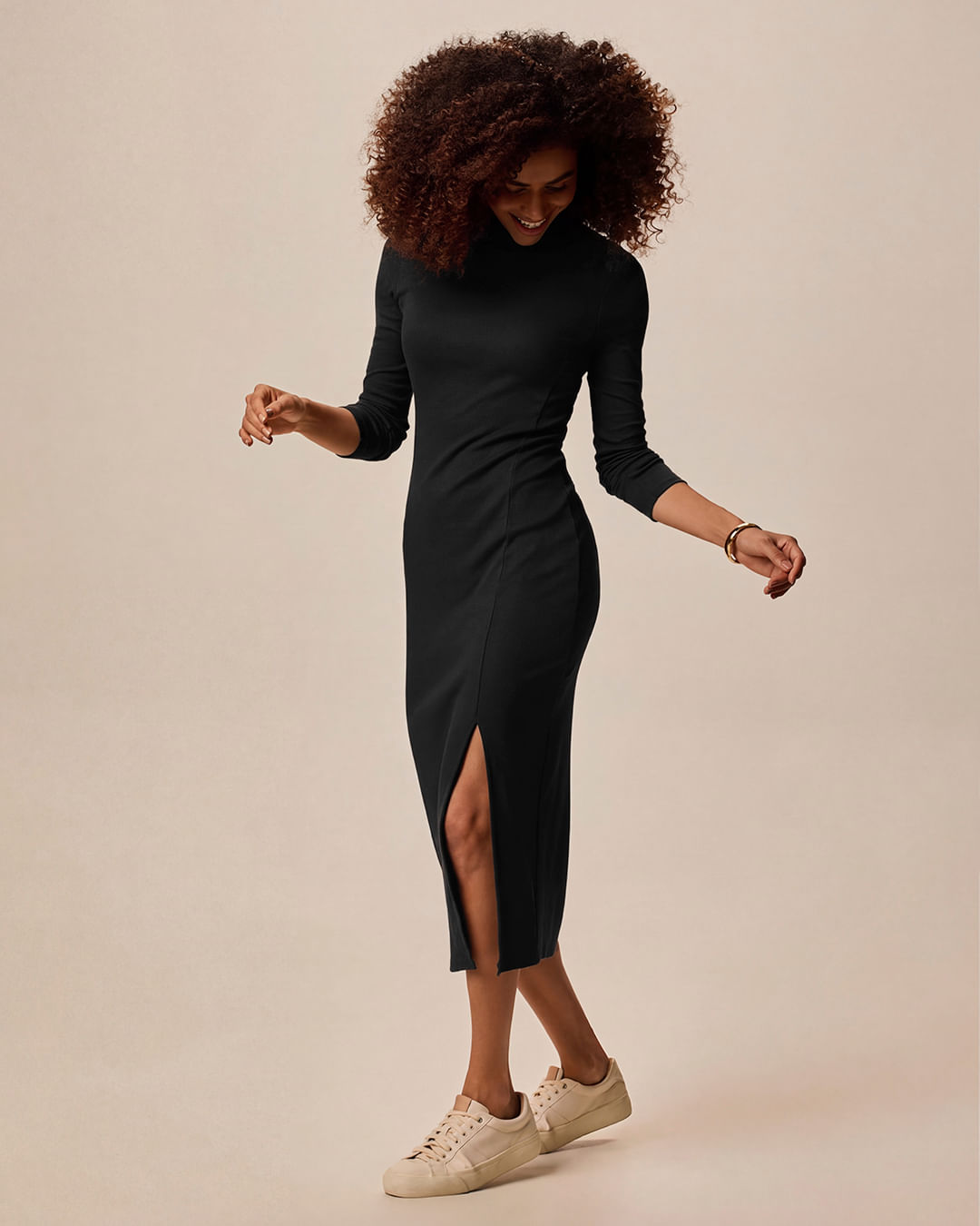 Vestido Midi Básico Feminino Gola Alta E Fenda Lateral Em Ribana Canelada