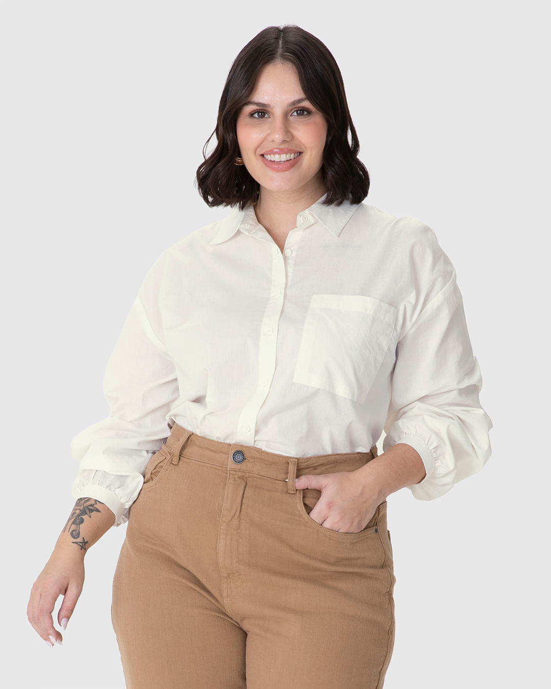 Camisa Feminina Plus Size Bolso Frontal em Tricoline