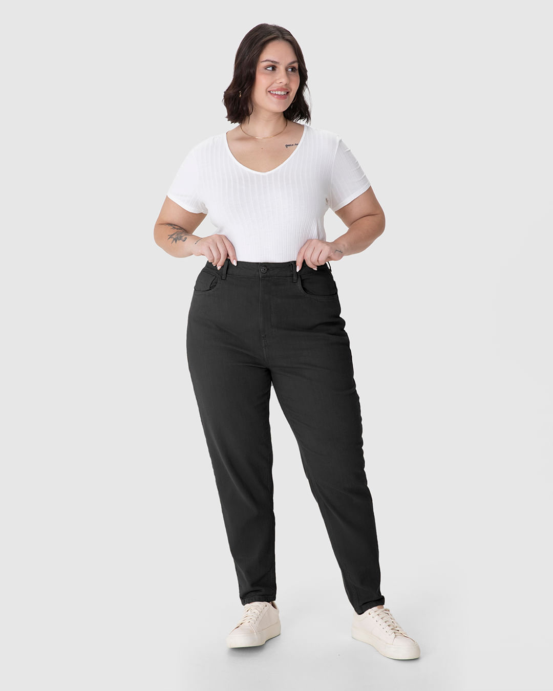 Calça Feminina Plus Size Mom Cintura Alta Ajustável Em Sarja Stretch