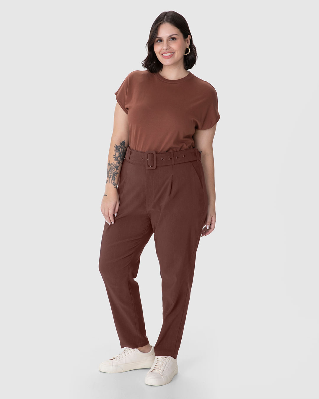 Calça Feminina Plus Size Carrot Acompanha Cinto Tecido Alfaiataria Com Elastano
