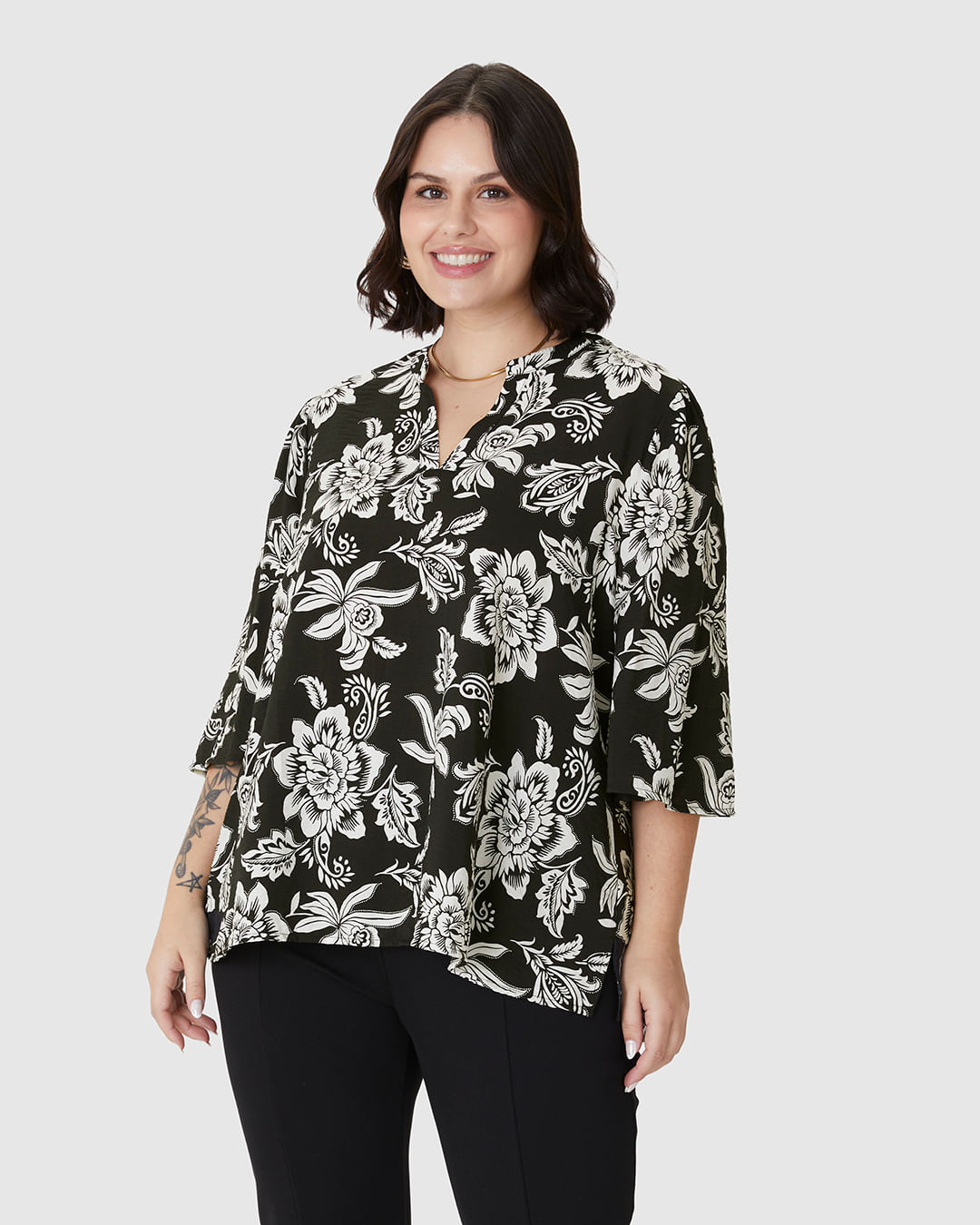Blusa Feminina Plus Size Evasê Floral Manga 7/8 Em Viscose Sarjada