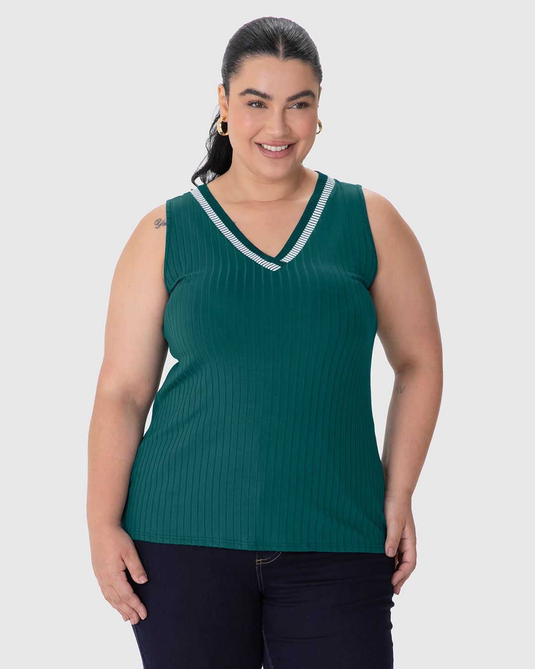 Regata Feminina Plus Size Decote V Retilínea Em Malha Viscose Canelada