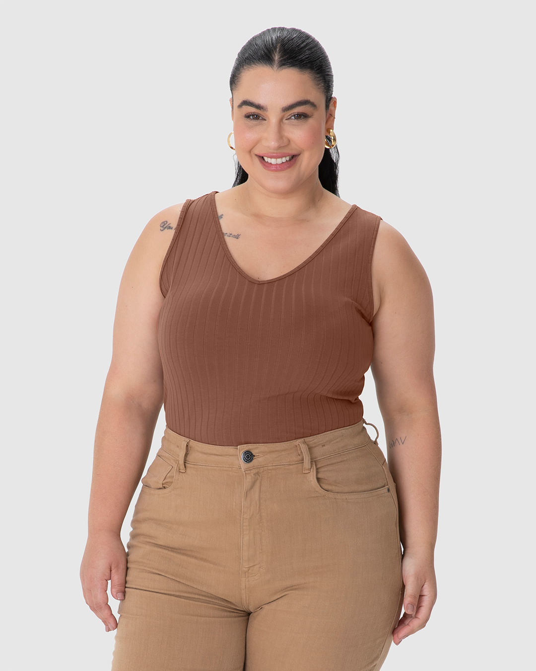 Regata Básica Feminina Plus Size Decote V Em Canelado De Viscose - Marrom - G5