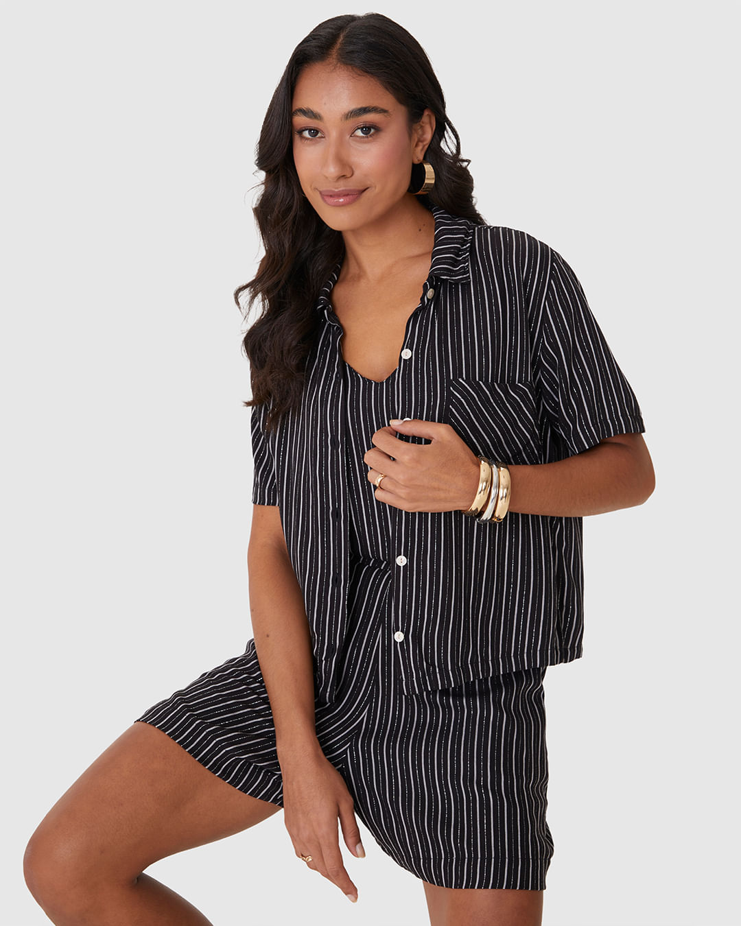 Camisa Feminina Box Listrada Manga Curta E Bolso Frontal Em Viscose Lurex