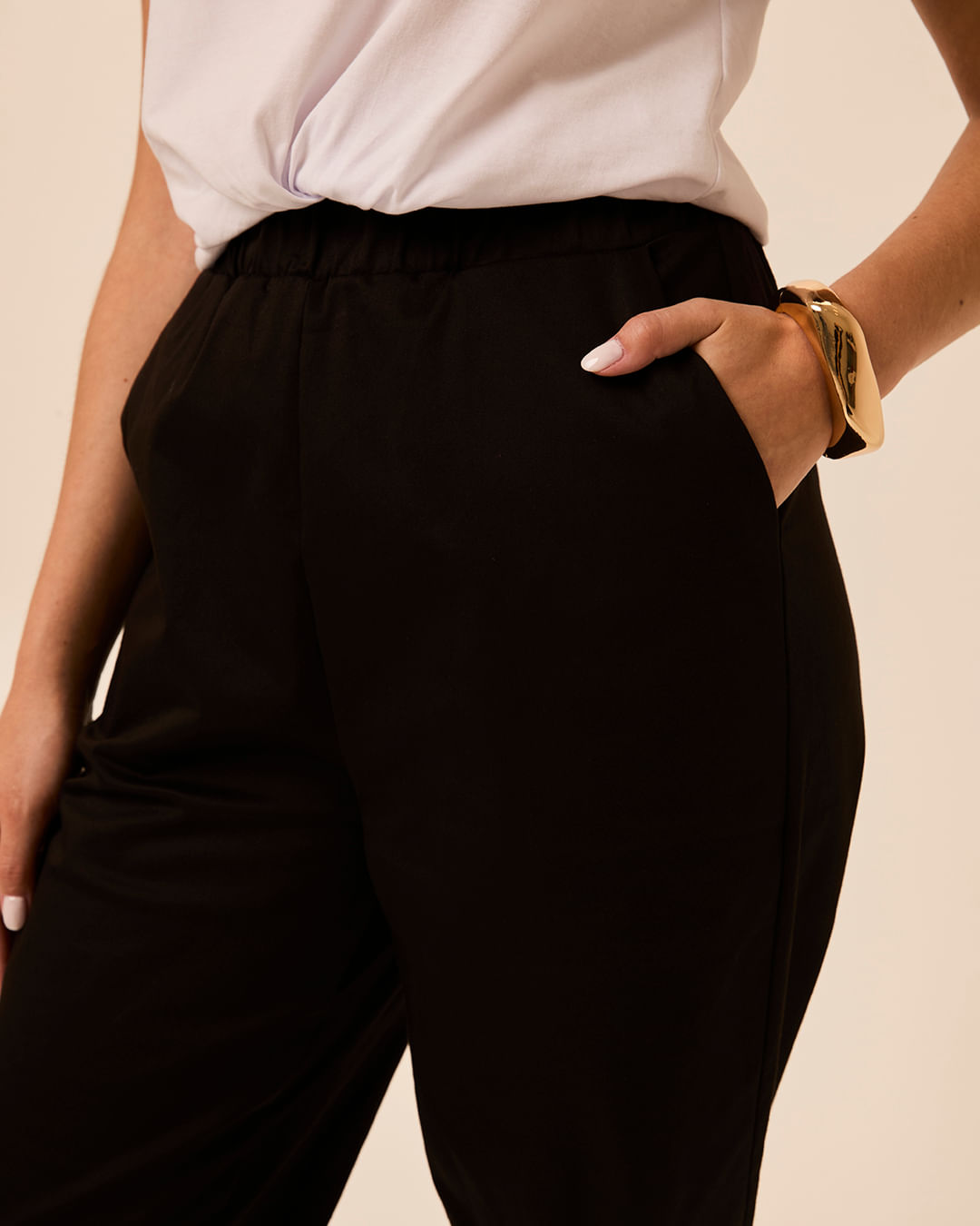 Calça Feminina Jogger Cintura Alta Em Tecido Acetinado — foto 3