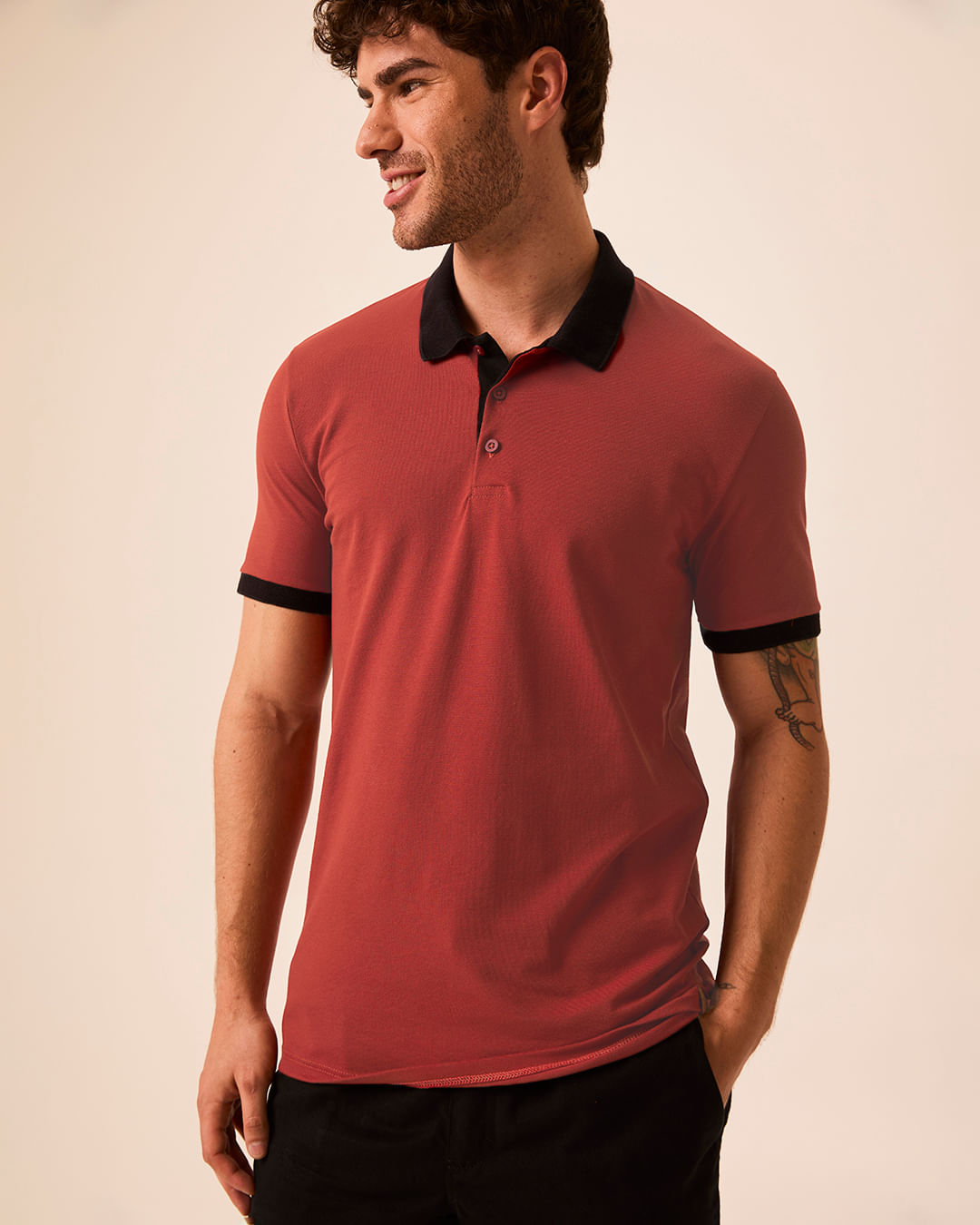 Camisa Polo Masculina Slim Manga Curta Gola Contraste Em Piquet Stretch