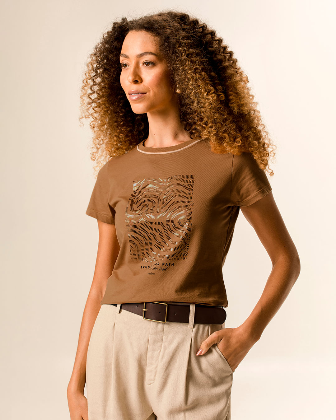 Camiseta Feminina Reta Estampa Foil Detalhe Costura Contraste Em Algodão - Marrom - GG