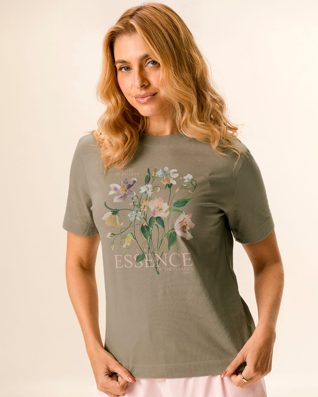 Camiseta Reta Feminina Estampa Temática Floral Em Malha Algodão - Marrom - M