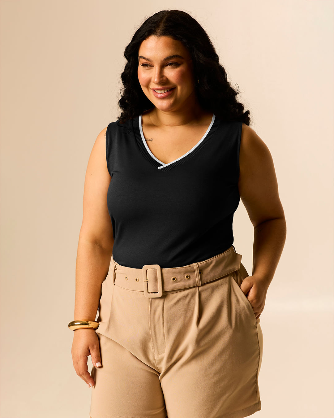 Regata Feminina Plus Size Evasê Gola V Retilínea Em Moletinho De Viscose - Preto - G3