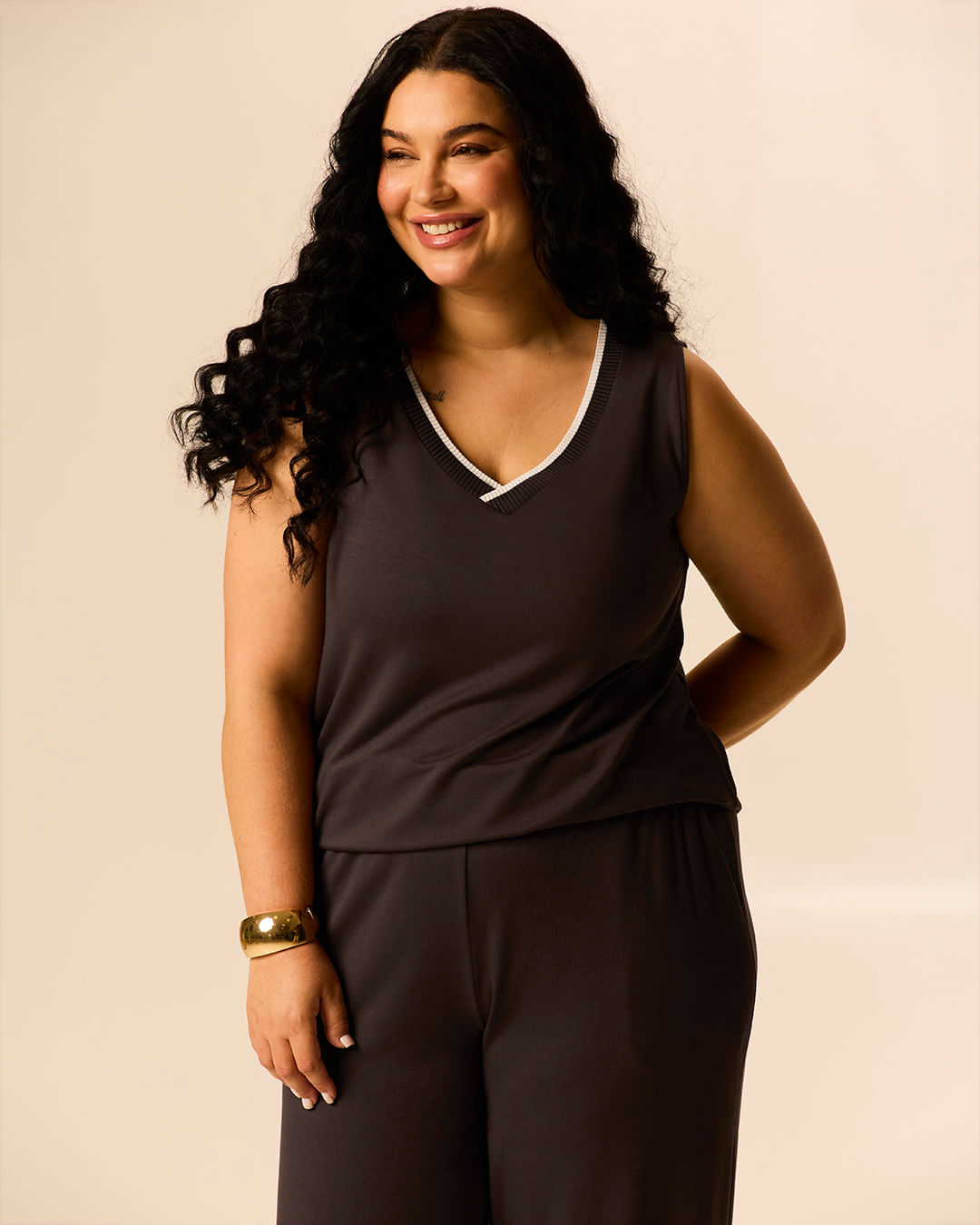 Regata Feminina Plus Size Evasê Gola V Retilínea Em Moletinho De Viscose - Marrom - G5