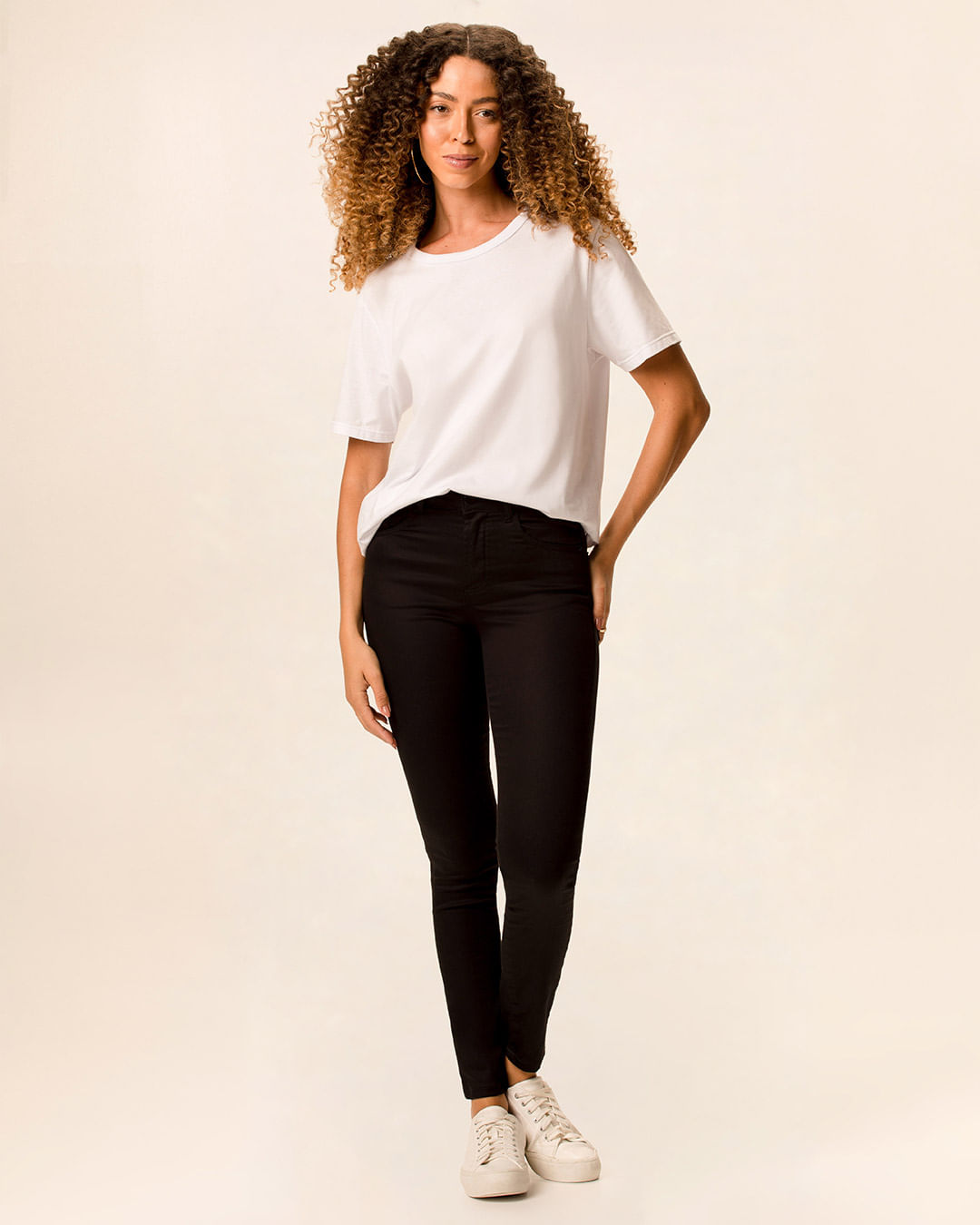 Calça Feminina Skinny Em Sarja Com Elastano