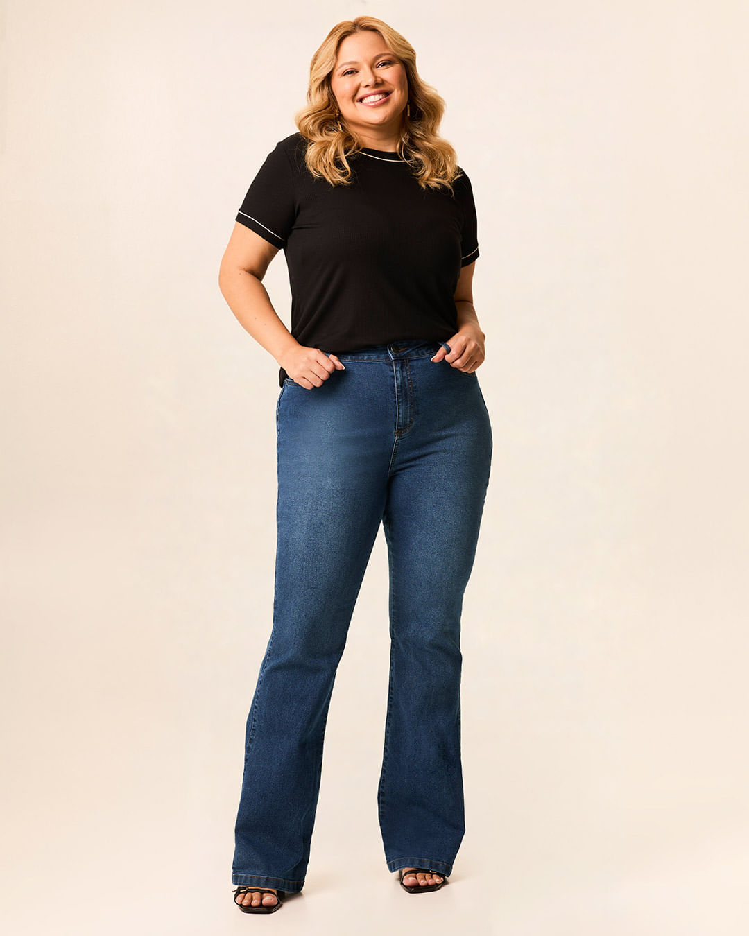 Calça Feminina Plus Size Flare Cintura Alta Em Jeans Stretch