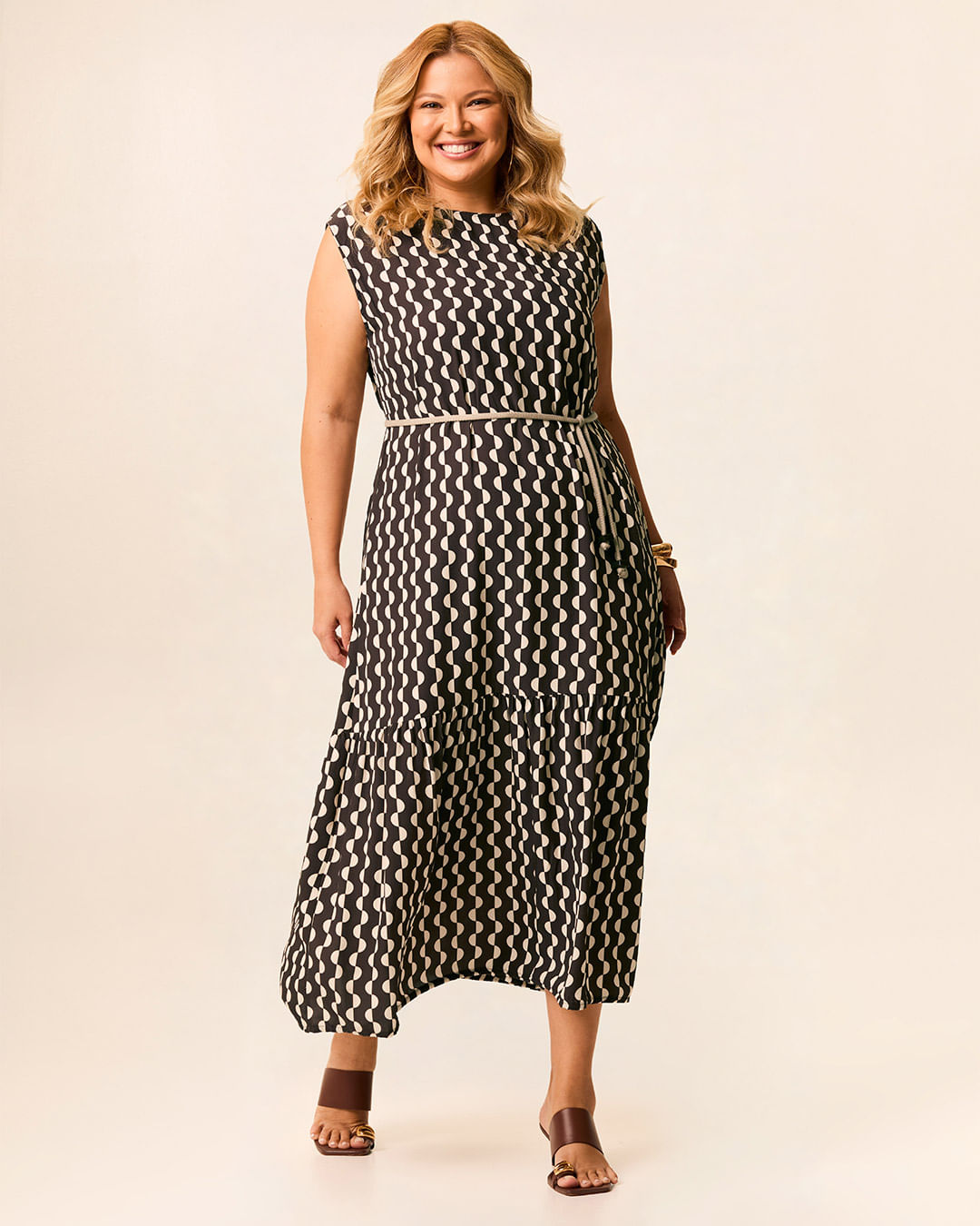 Vestido Midi Feminino Plus Size Evasê Em Viscose Com Cinto De Cordão