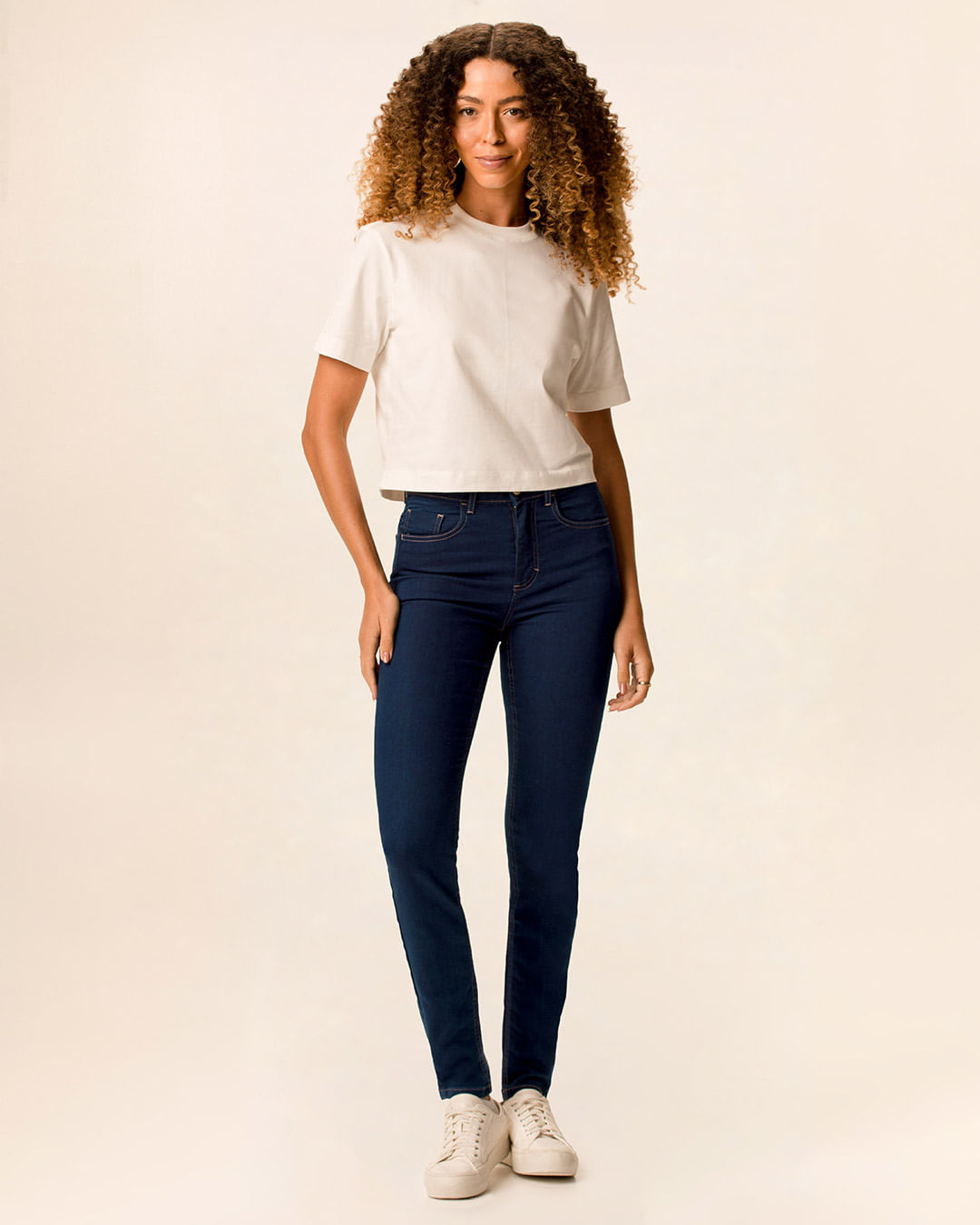 Calça Skinny Feminina Cintura Média Bolso Funcional Em Jeans Stretch