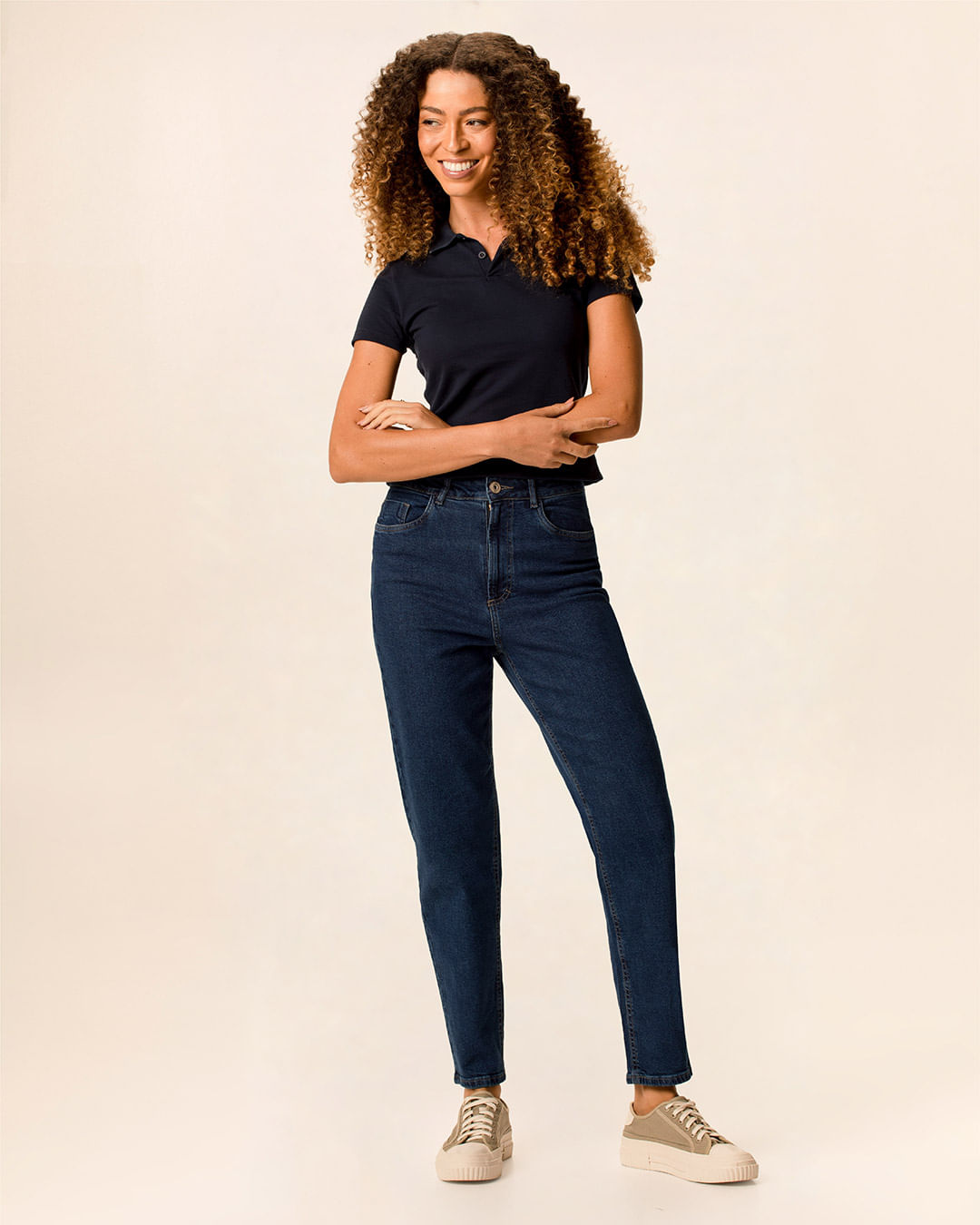 Calça Feminina Mom Bolso Funcional Em Jeans Com Elastano