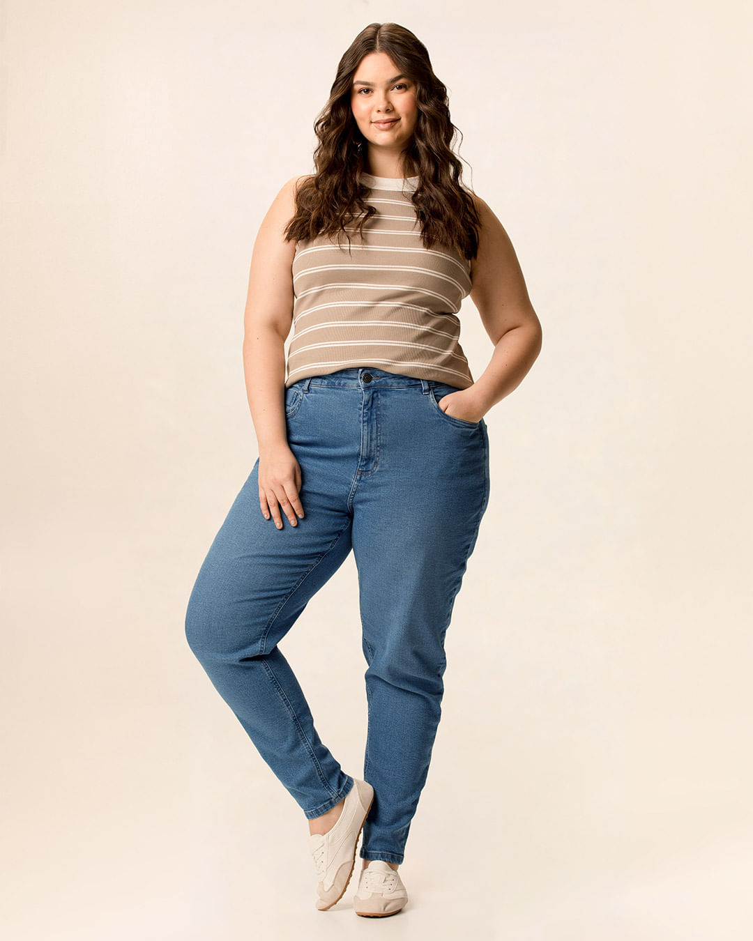 Calça Feminina Plus Size Mom Bolso Funcional Em Jeans Com Elastano