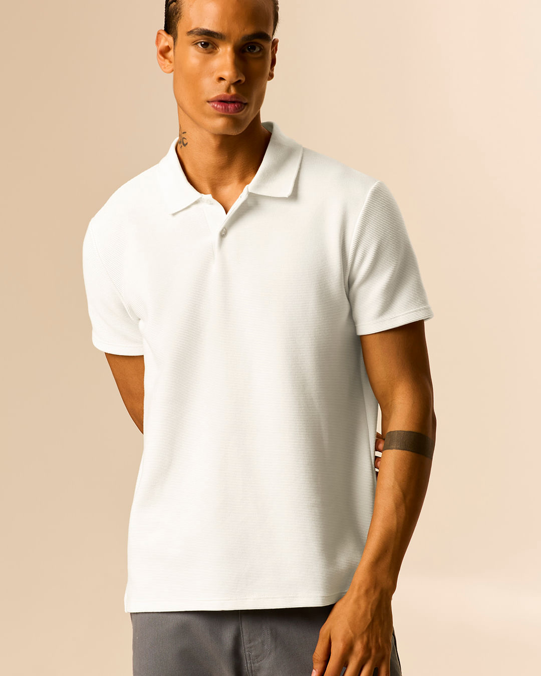 Camisa Polo Masculina Slim Peitilho E Abertura Lateral Em Malha Texturizada - Off White - XGG