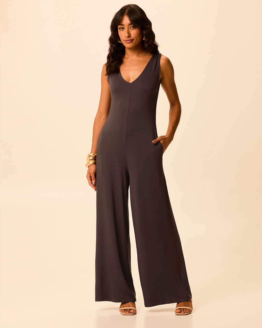 Macacão Feminino Pantalona Bolso Funcional Em Moletinho De Viscose - Marrom - P