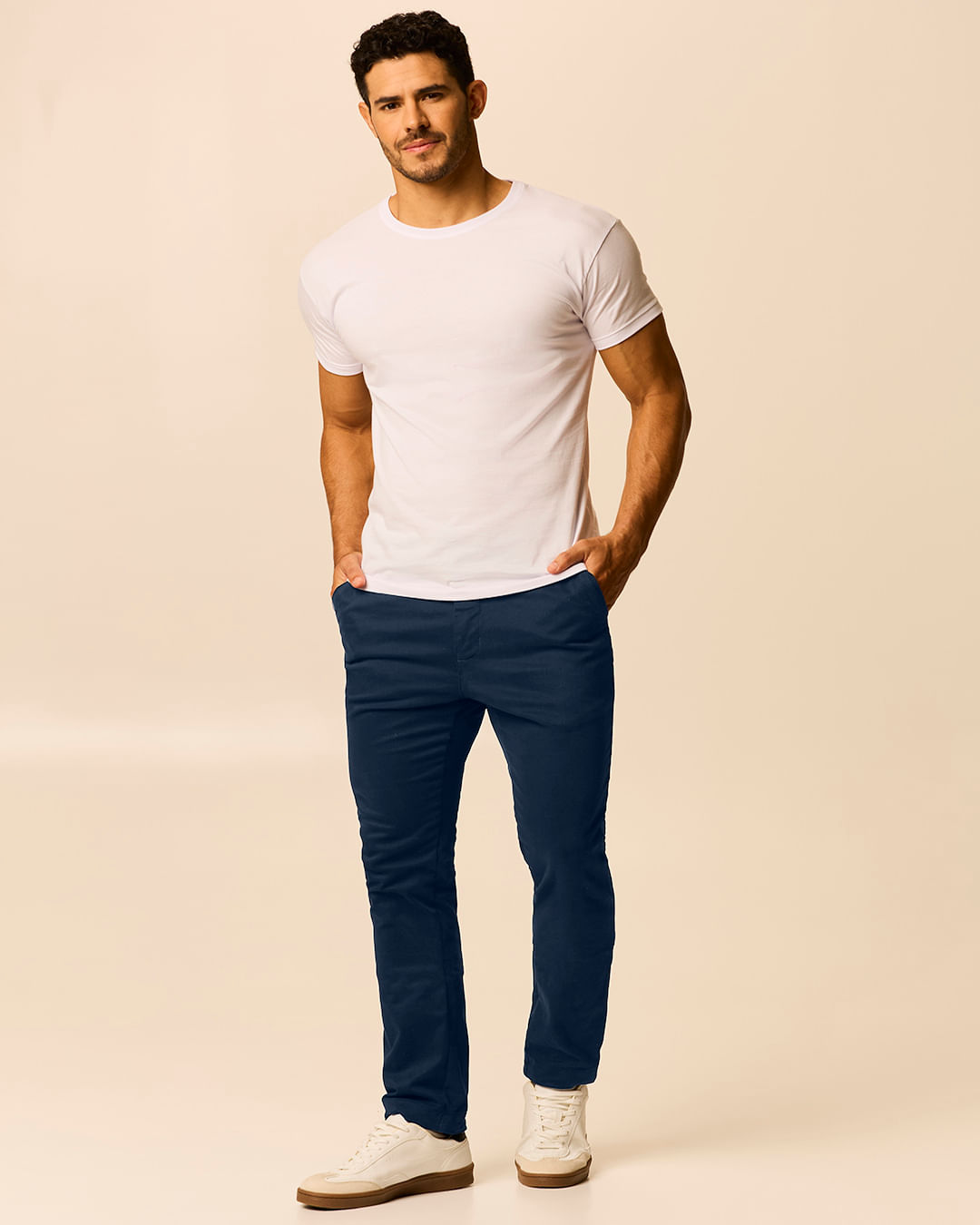 Calça Masculina Chino Bolso Funcional Em Sarja Com Elastano