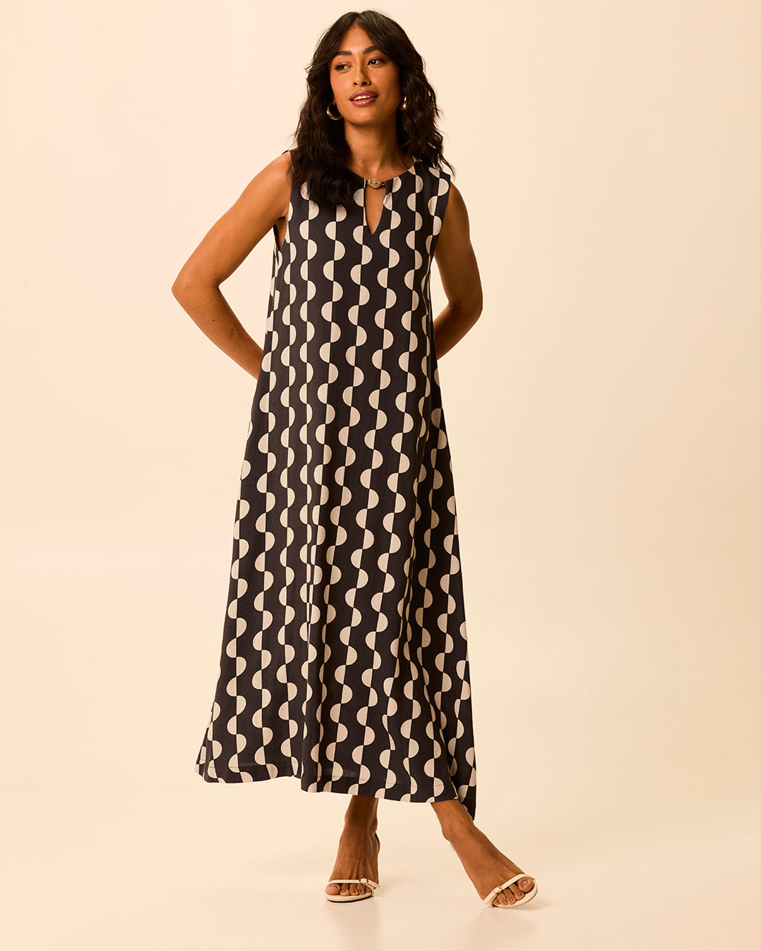 Vestido Midi Feminino Amplo Detalhe Decote Gota Em Viscolinho Texturizado - Marrom - GG