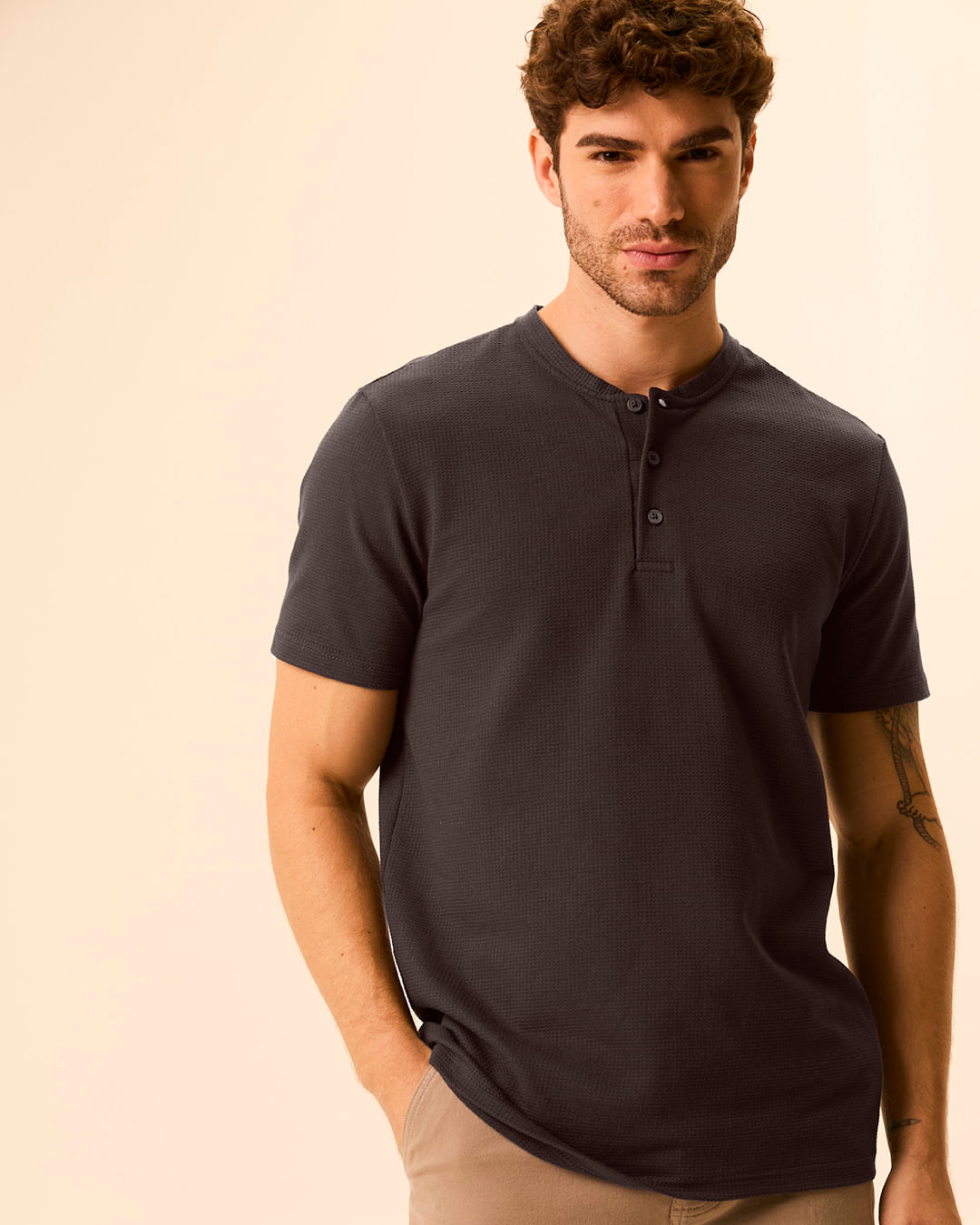 Camiseta Masculina Slim Gola Padre Em Malha Texturizada - Marrom - P