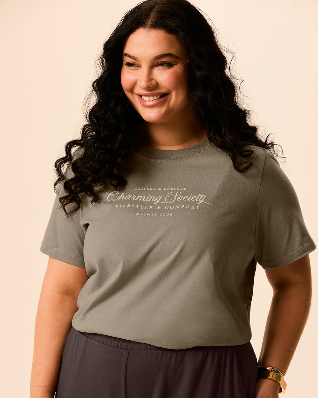 Camiseta Feminina Plus Size Estampa Frontal Colecionável Em Algodão