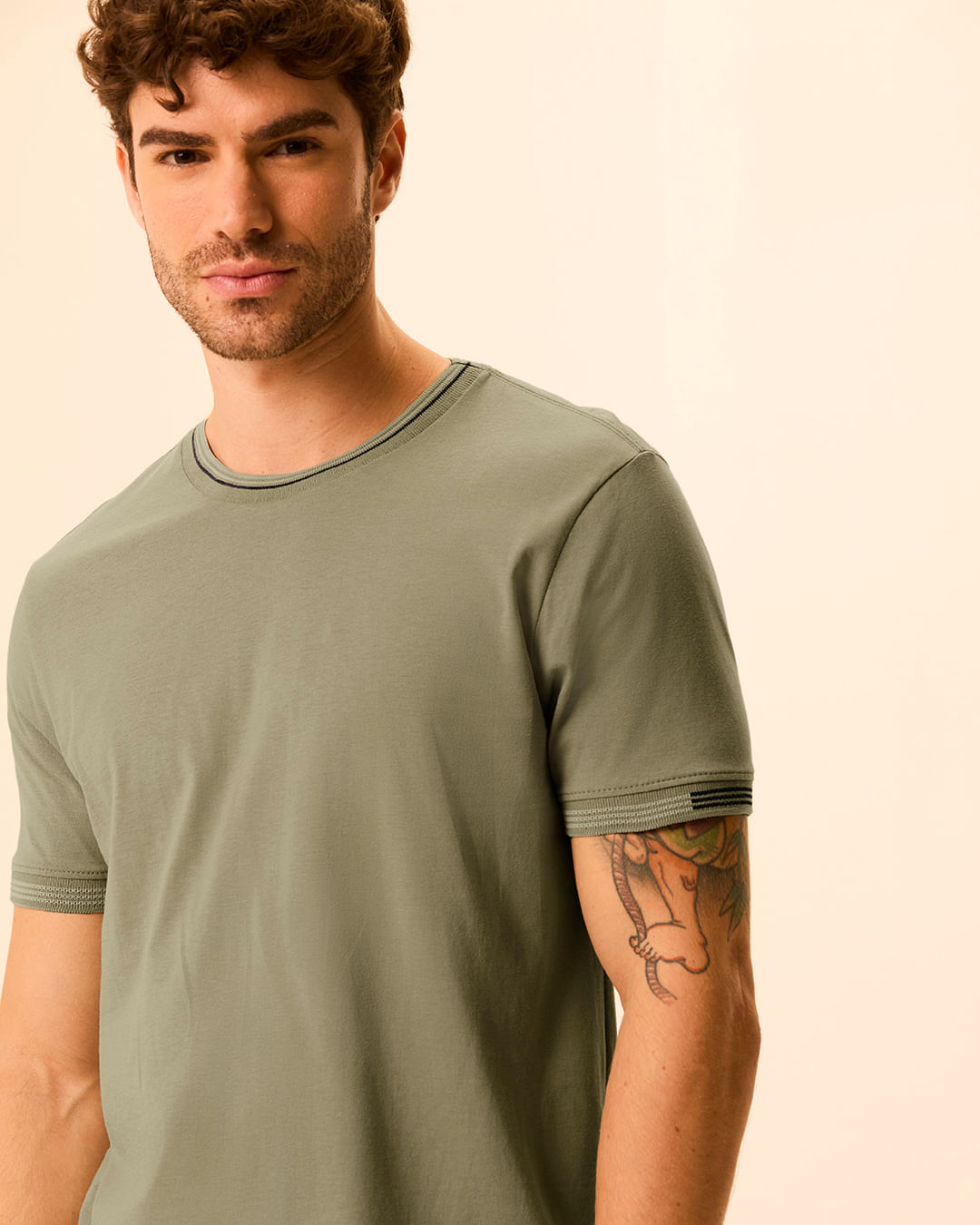 Camiseta Masculina Slim Gola E Manga Detalhe Retilínea Em Algodão