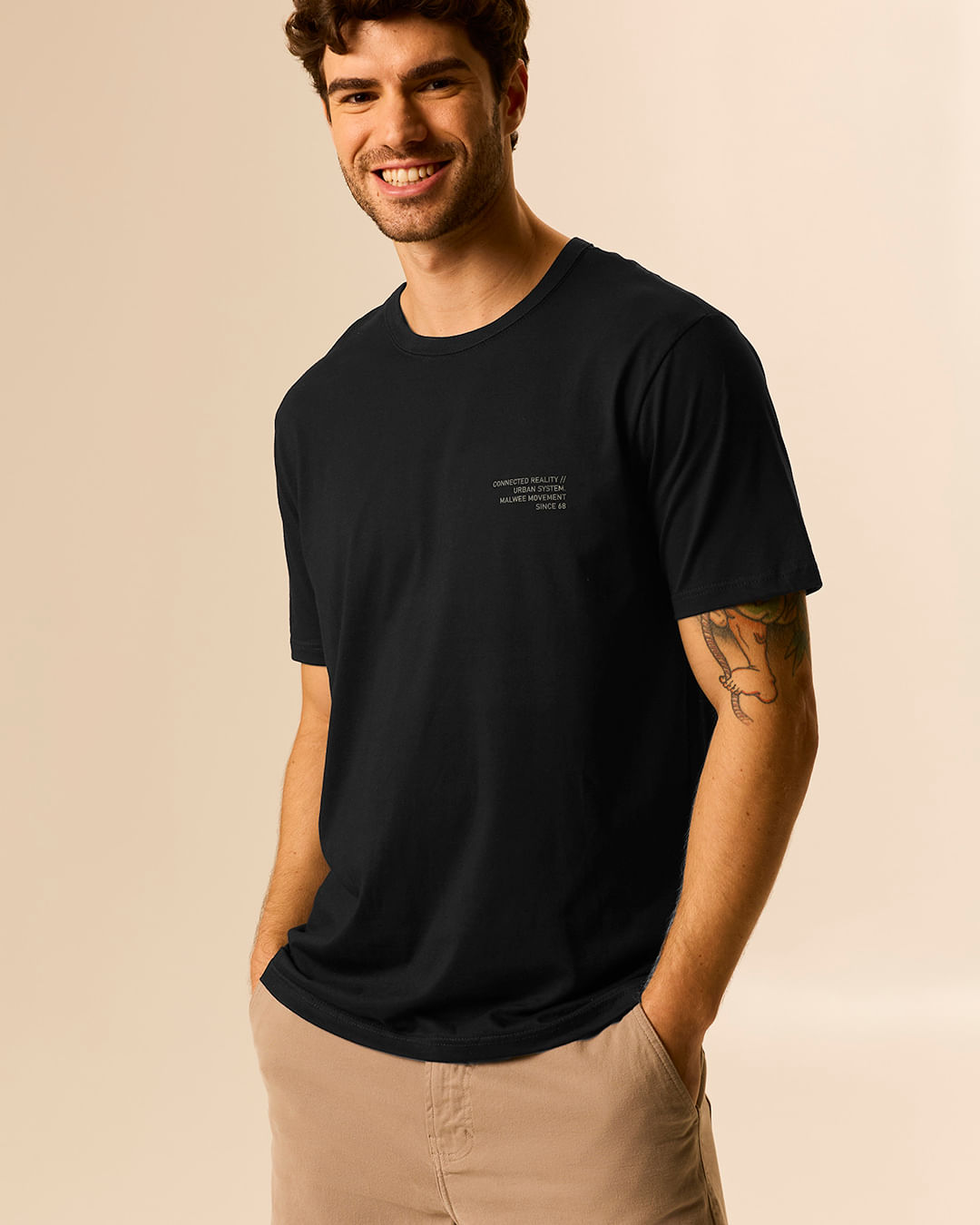 Camiseta Masculina Estampa No Peitoral Em Algodão - Preto - P