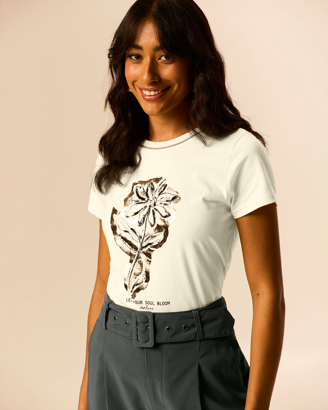 Camiseta Feminina Reta Estampa Foil Detalhe Costura Contraste Em Algodão - Off White - XGG