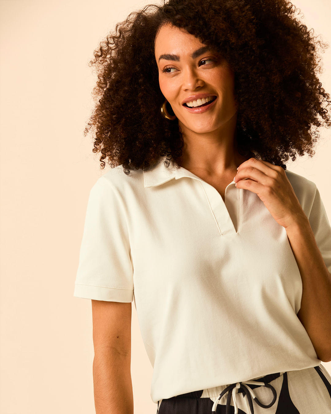 Camisa Polo Feminina Reta Peitilho V Sem Botões Em Piquet Stretch