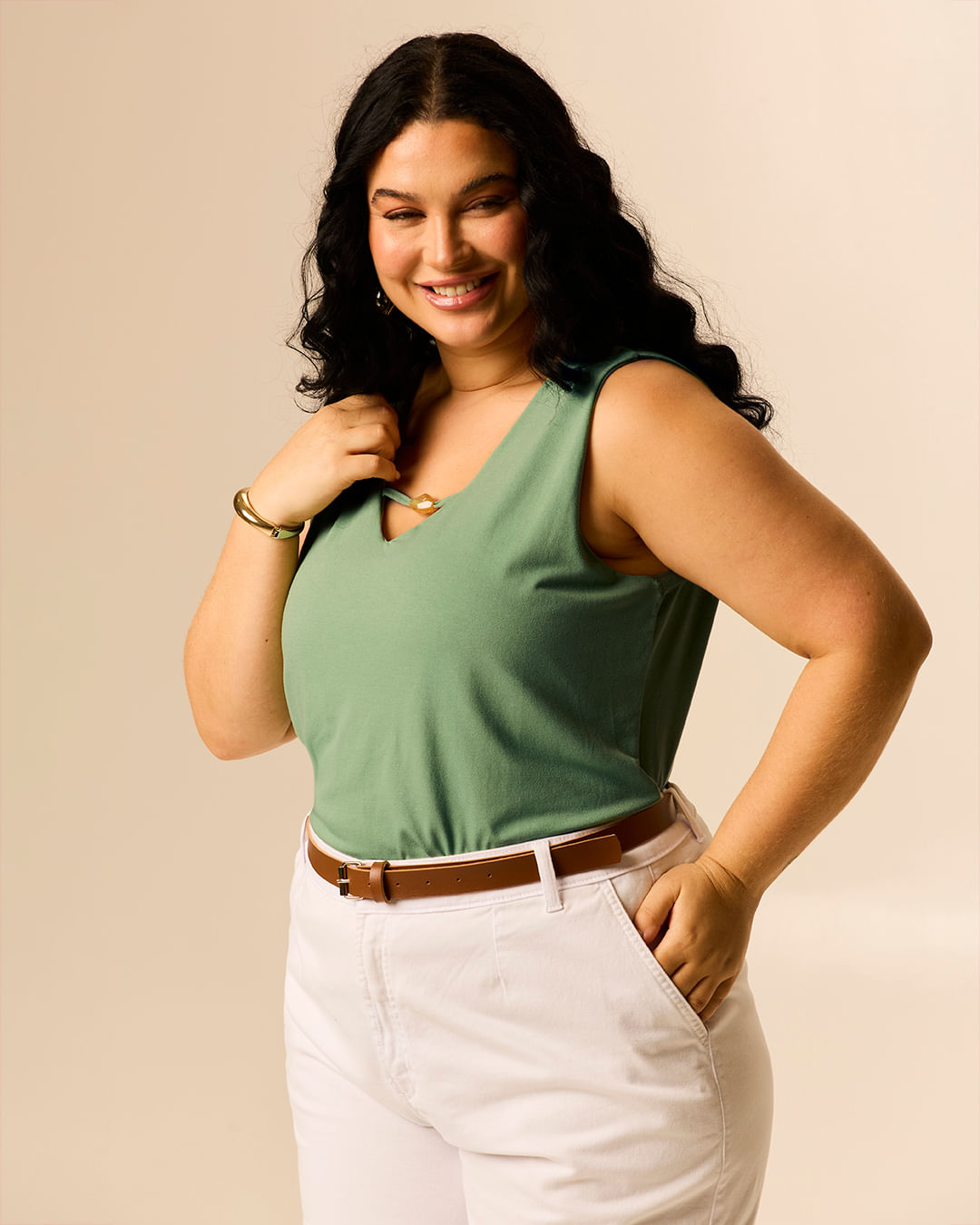 Regata Feminina Ampla Plus Size Decote V Detalhe Vazado Em Malha Crepe