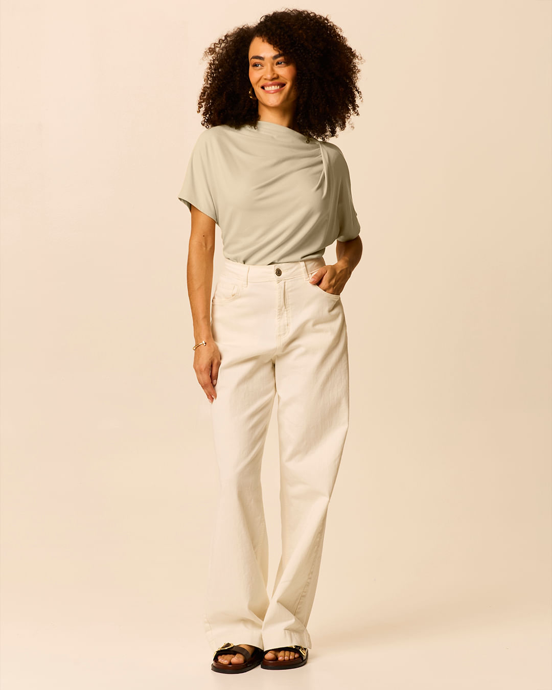 Blusa Feminina Comfort Pregas Diagonais Em Malha Crepe - Bege - GG