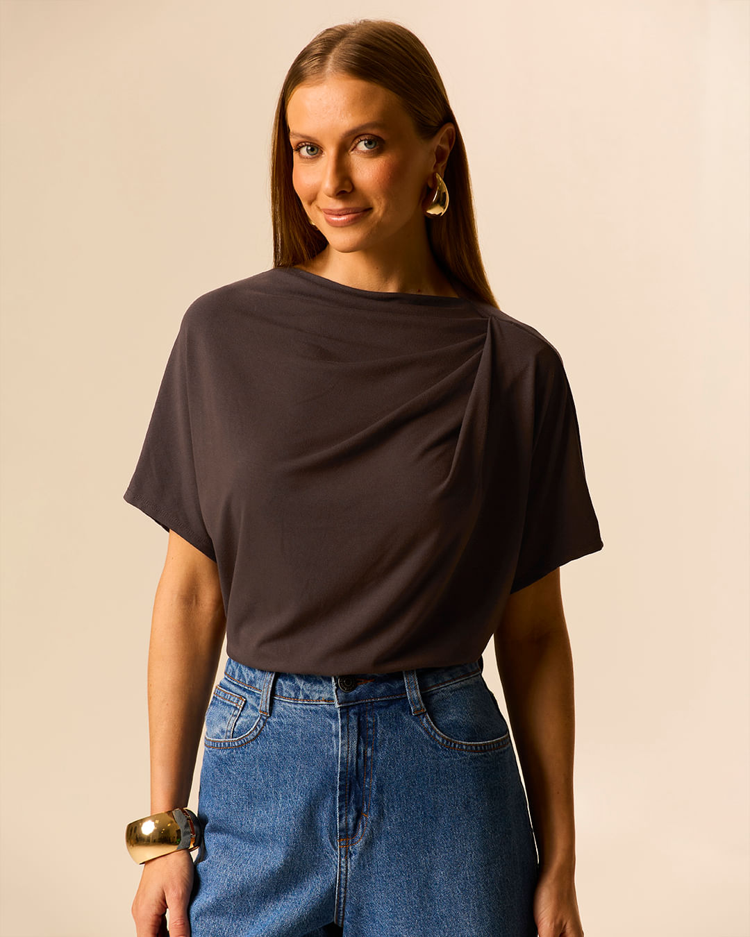 Blusa Feminina Comfort Pregas Diagonais Em Malha Crepe - Marrom - P