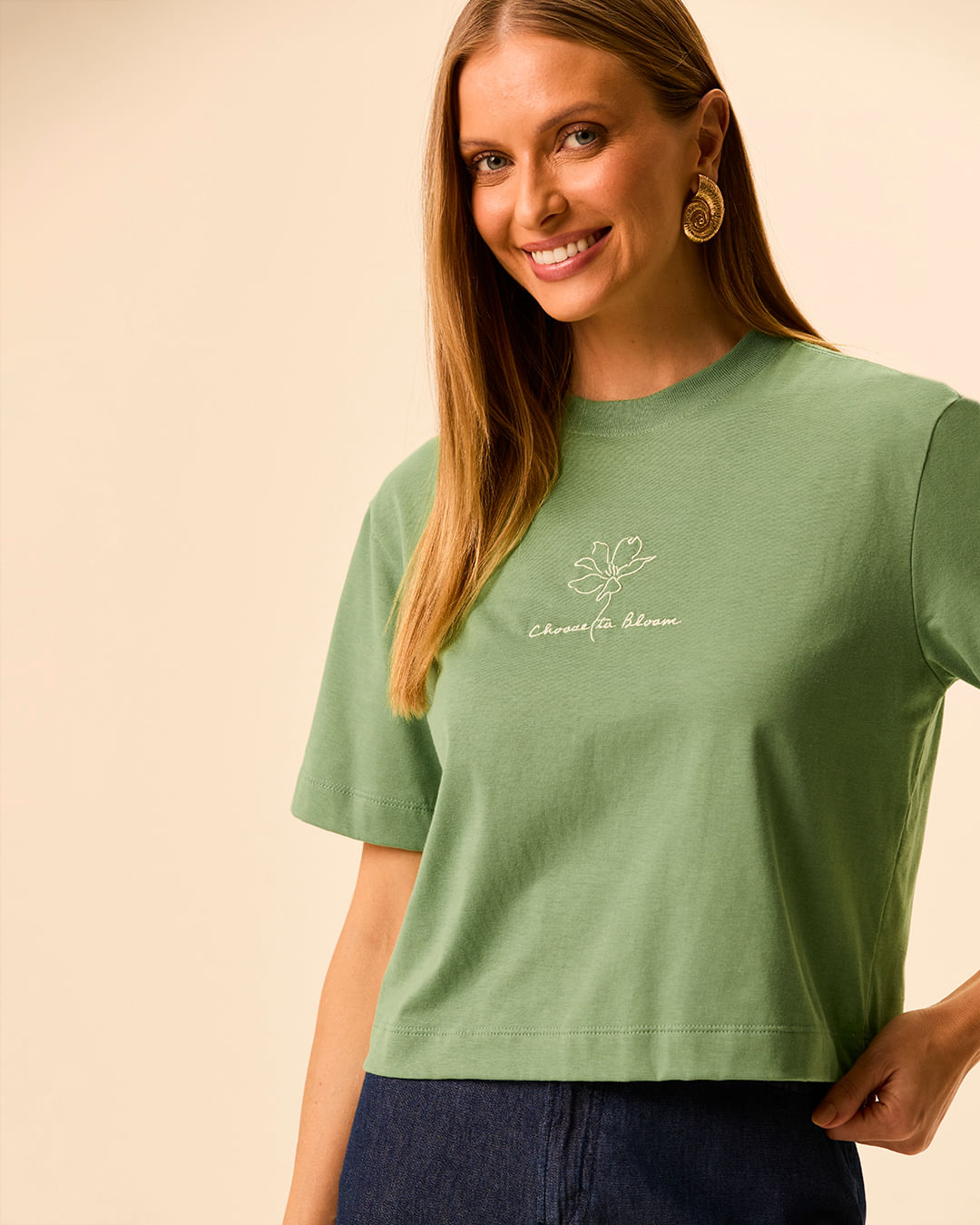 Camiseta Feminina Box Estampa Bordada Choose To Bloom Em Algodão - Verde - GG