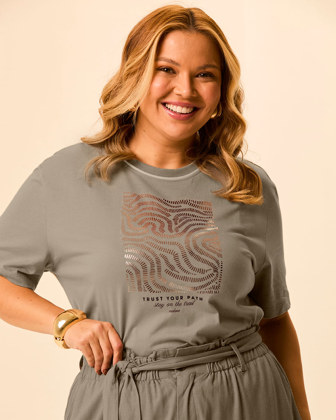 Camiseta Feminina Plus Size Ampla Estampa Detalhe Metalizado Em Algodão