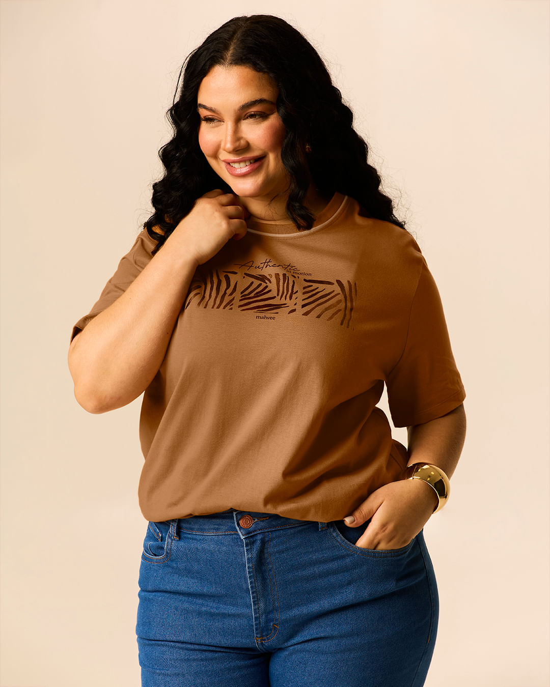 Camiseta Feminina Plus Size Ampla Estampa Detalhe Metalizado Em Algodão