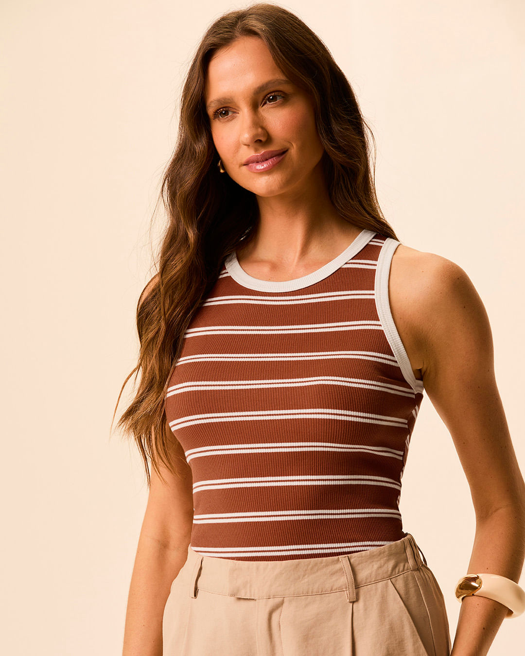 Regata Justa Feminina Detalhe Costura Contraste Em Ribana Listrada - Marrom - G