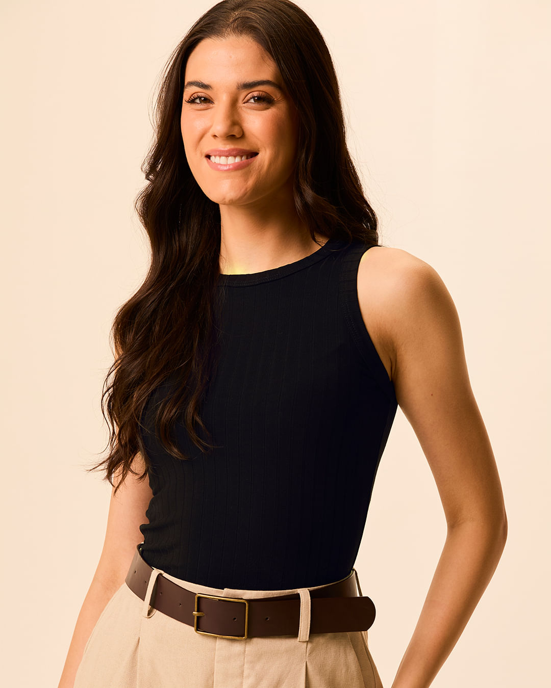 Regata Básica Feminina Long Cropped Em Malha Canelada De Viscose