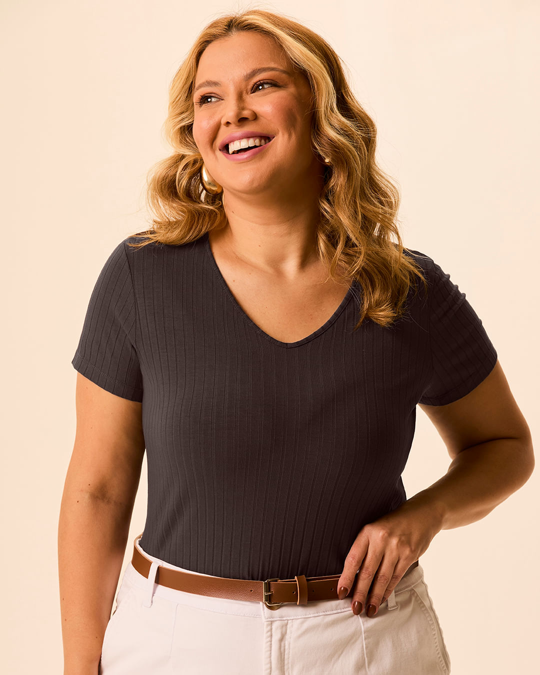 Blusa Básica Feminina Plus Size Decote V Em Canelado De Viscose - Marrom - G5