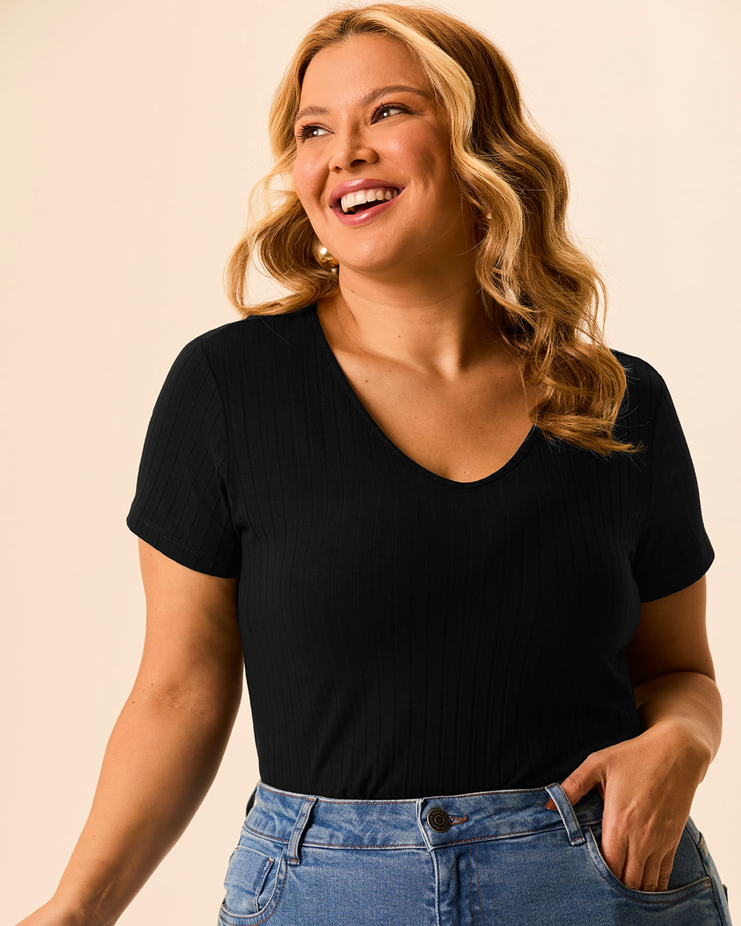 Blusa Básica Feminina Plus Size Decote V Em Canelado De Viscose - Preto - G5