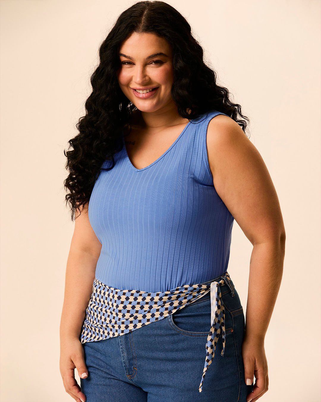 Regata Básica Feminina Plus Size Decote V Em Canelado De Viscose