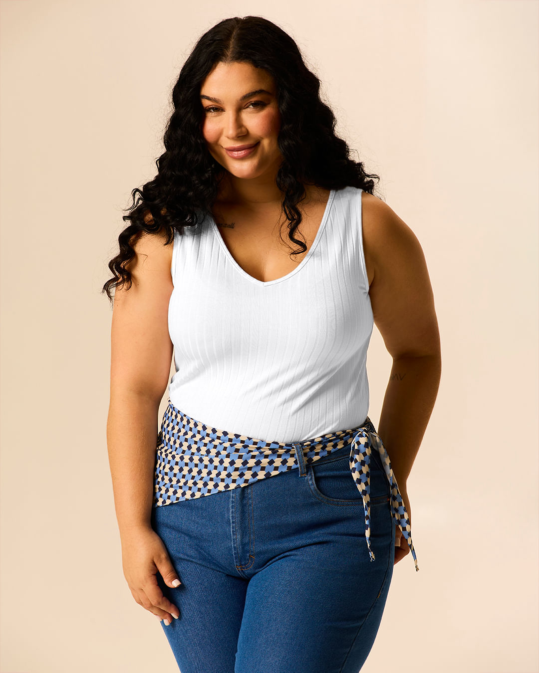 Regata Básica Feminina Plus Size Decote V Em Canelado De Viscose - Branco - G2