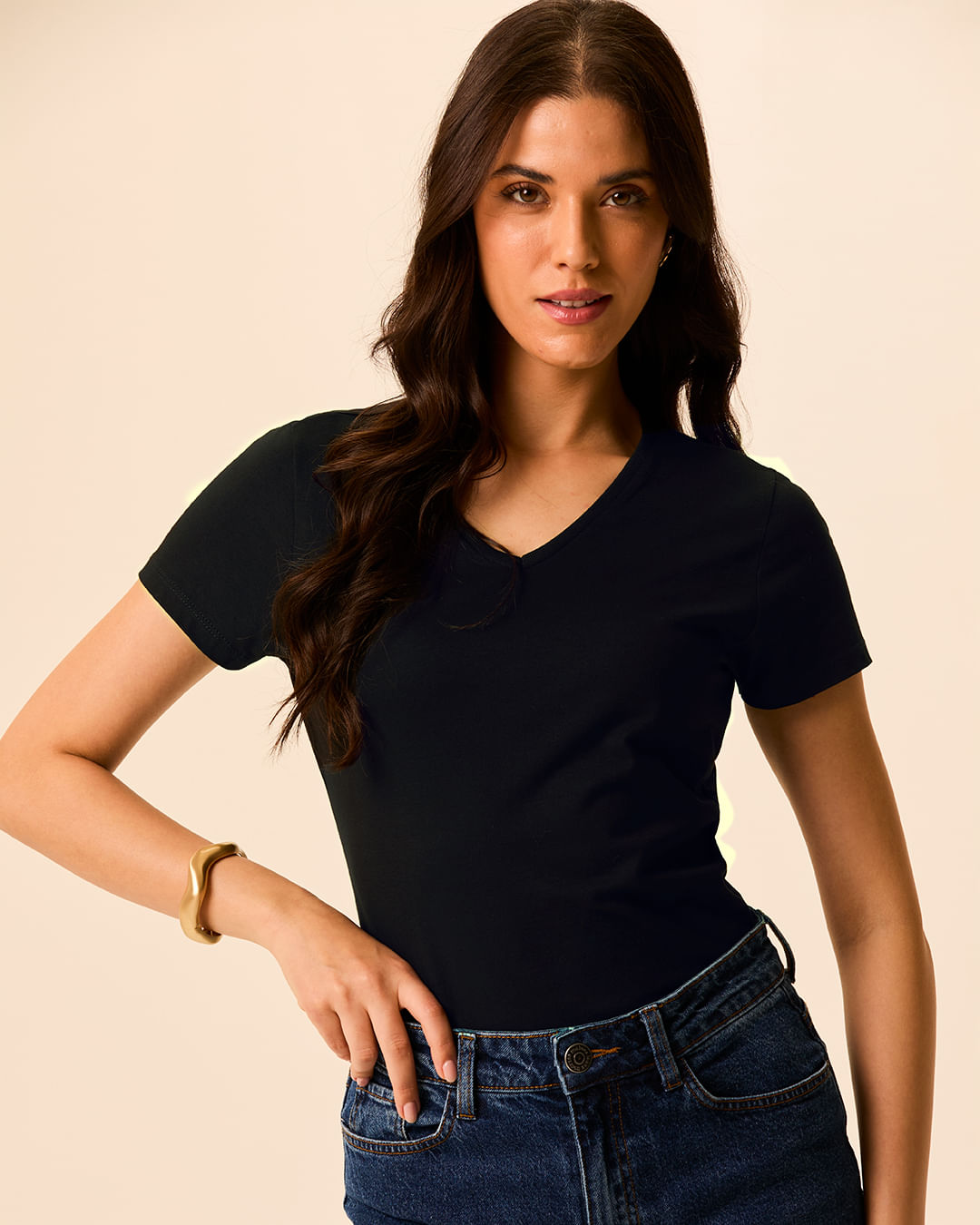 Camiseta Básica Feminina Slim Decote V Em Algodão